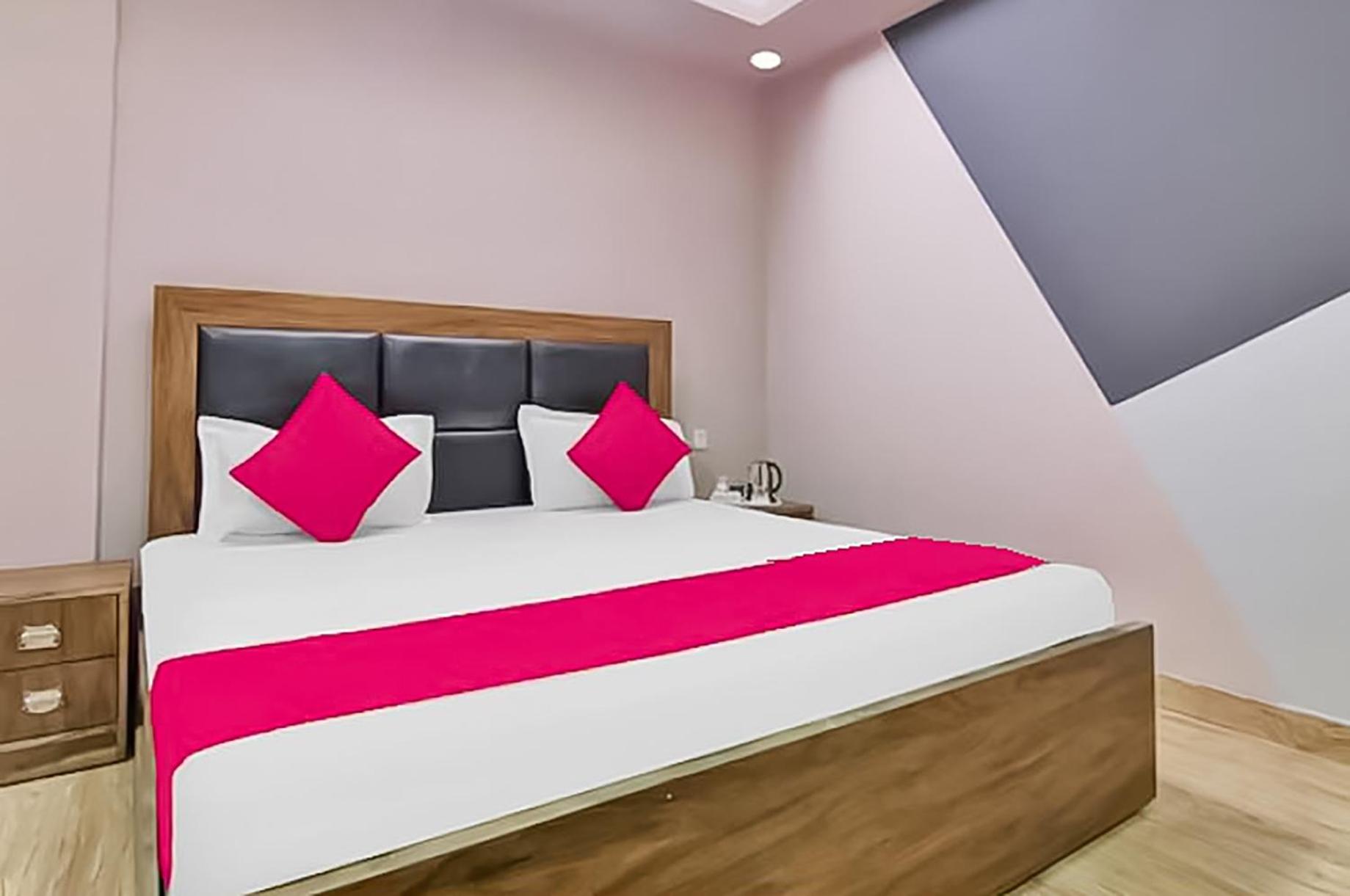 Hotel Classical Opposite Nizamuddin Railway Station