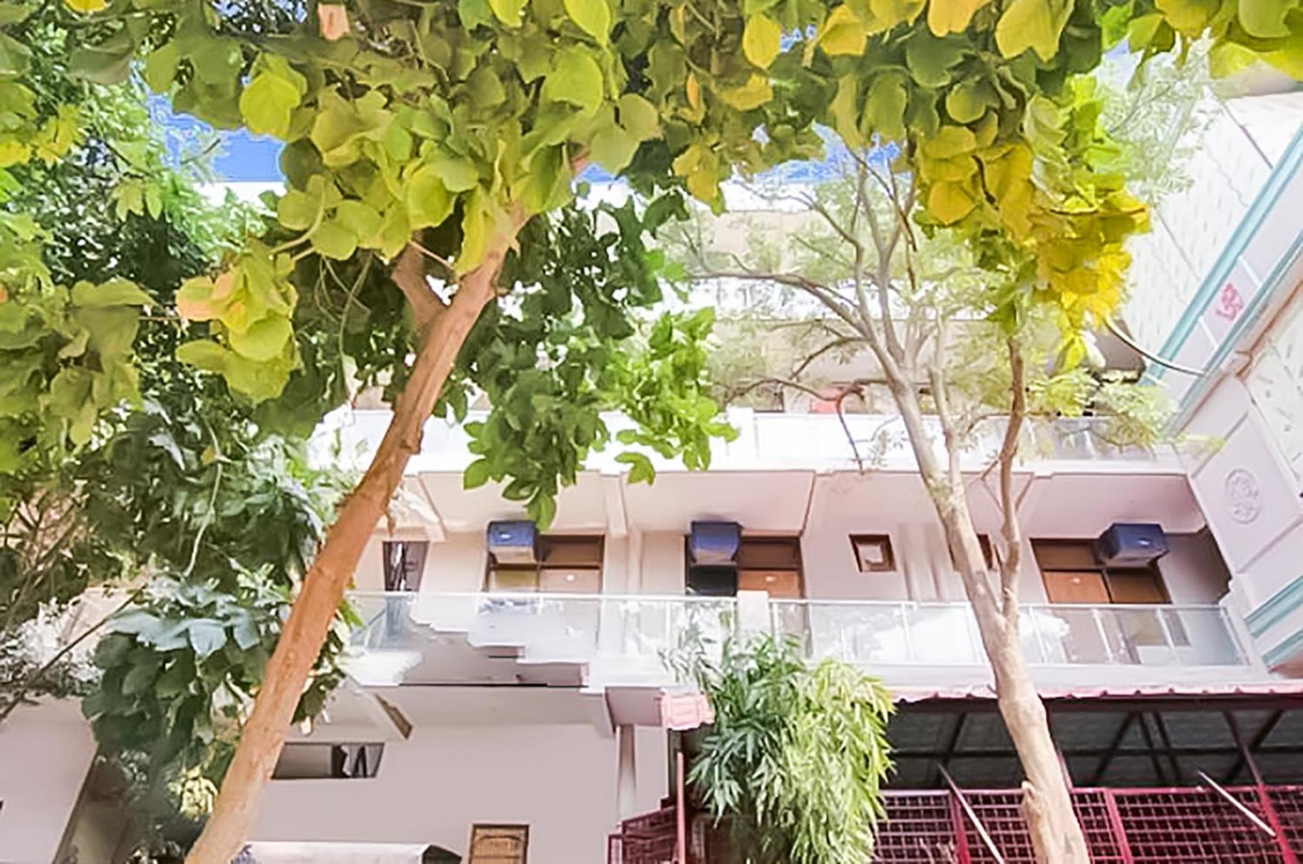 Hotel Classical Opposite Nizamuddin Railway Station