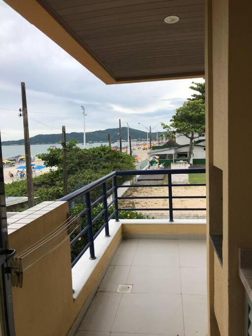 Lindo apartamento com dois quartos , frente mar
