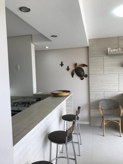 Lindo apartamento com dois quartos , frente mar