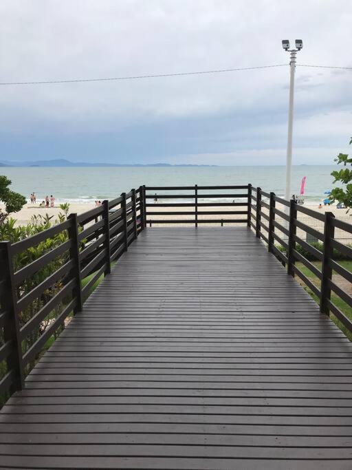 Lindo apartamento com dois quartos , frente mar