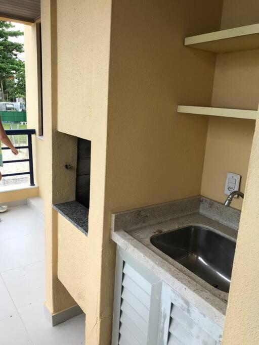 Lindo apartamento com dois quartos , frente mar
