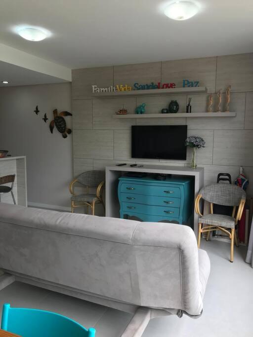 Lindo apartamento com dois quartos , frente mar