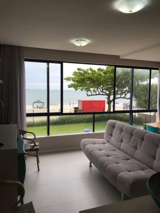 Lindo apartamento com dois quartos , frente mar