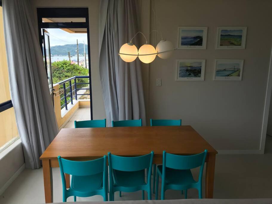 Lindo apartamento com dois quartos , frente mar