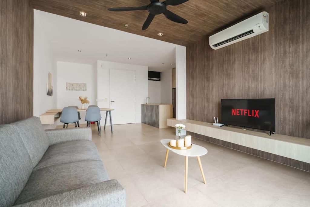 Lumi Tropicana Netflix CityView Balcony Muji 6pax photo 1