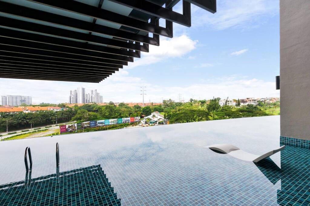 Lumi Tropicana Netflix CityView Balcony Muji 6pax photo 8
