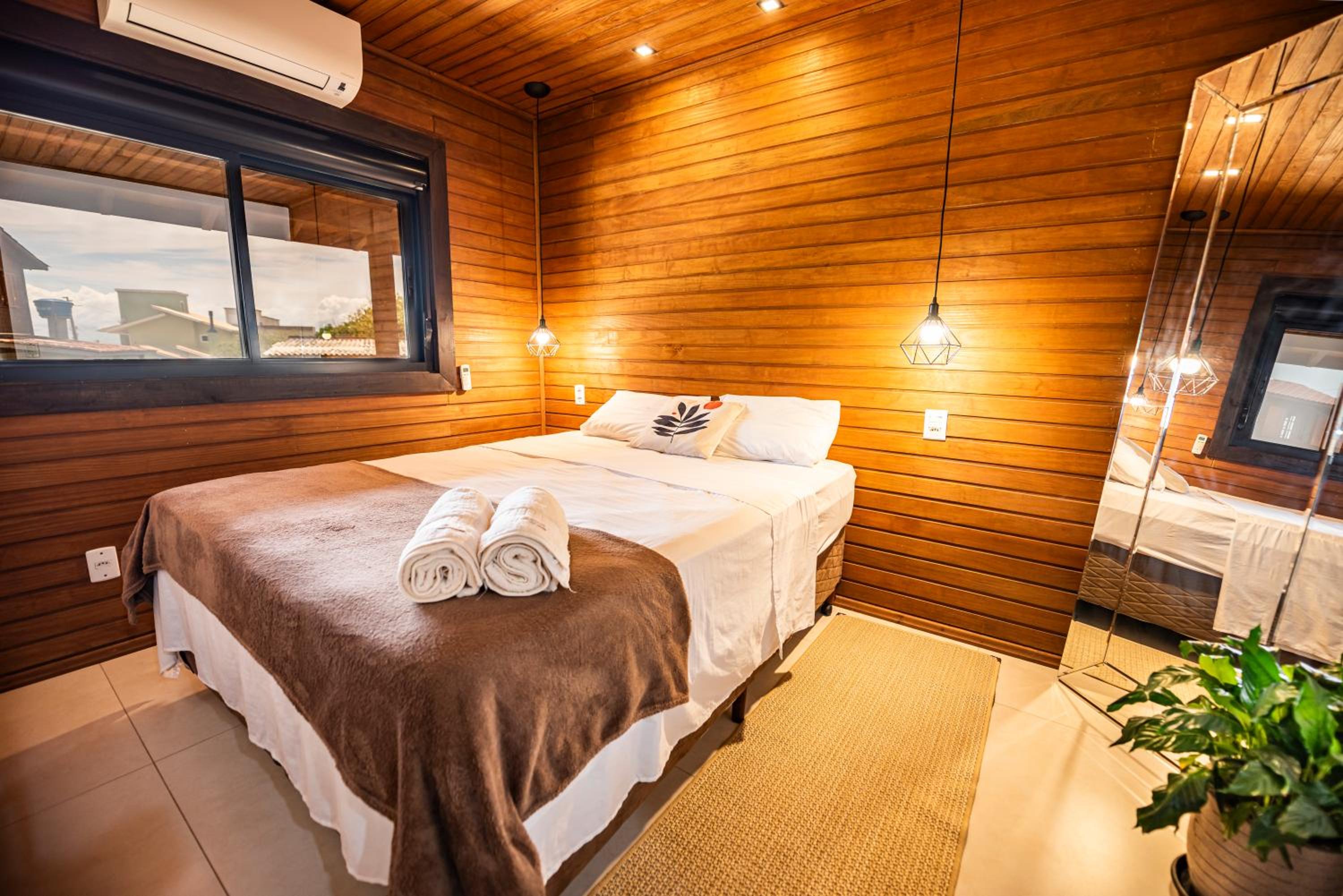 Cabana Aconchegante a 800m da Praia - Lareira externa, Quintal Amplo, Pet Friendly, Ar condicionado, Netflix e Conforto completo