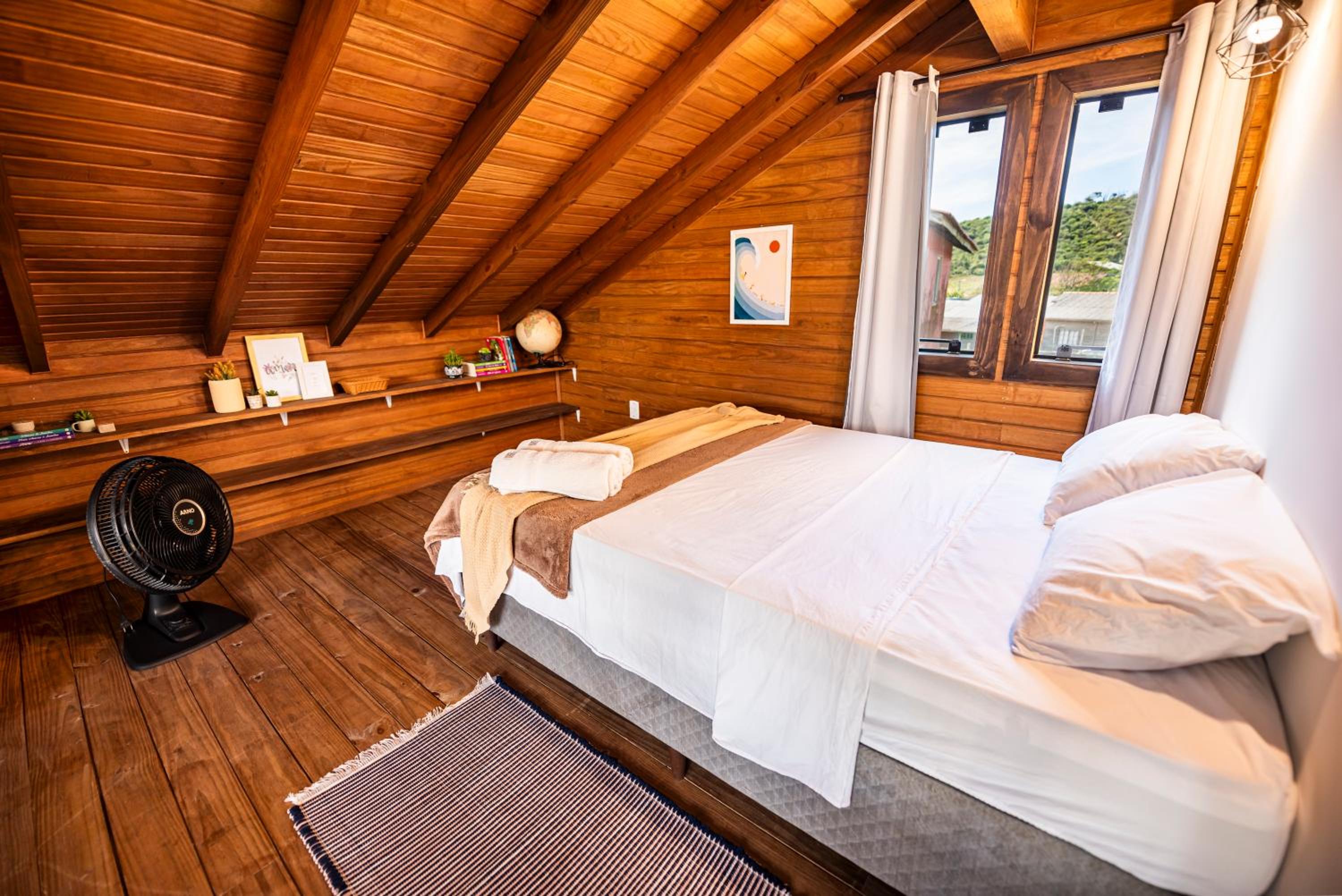 Cabana Aconchegante a 800m da Praia - Lareira externa, Quintal Amplo, Pet Friendly, Ar condicionado, Netflix e Conforto completo