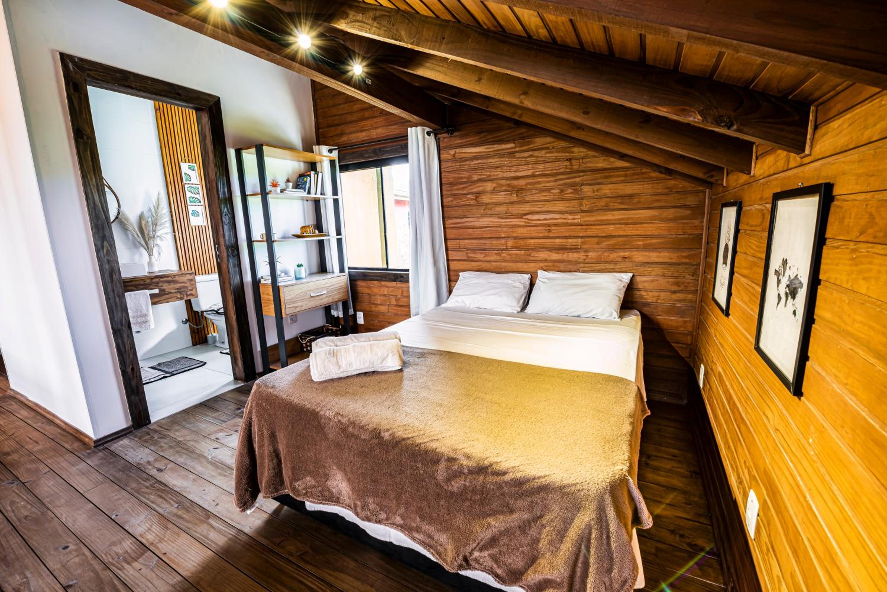 Cabana Aconchegante a 800m da Praia - Lareira externa, Quintal Amplo, Pet Friendly, Ar condicionado, Netflix e Conforto completo