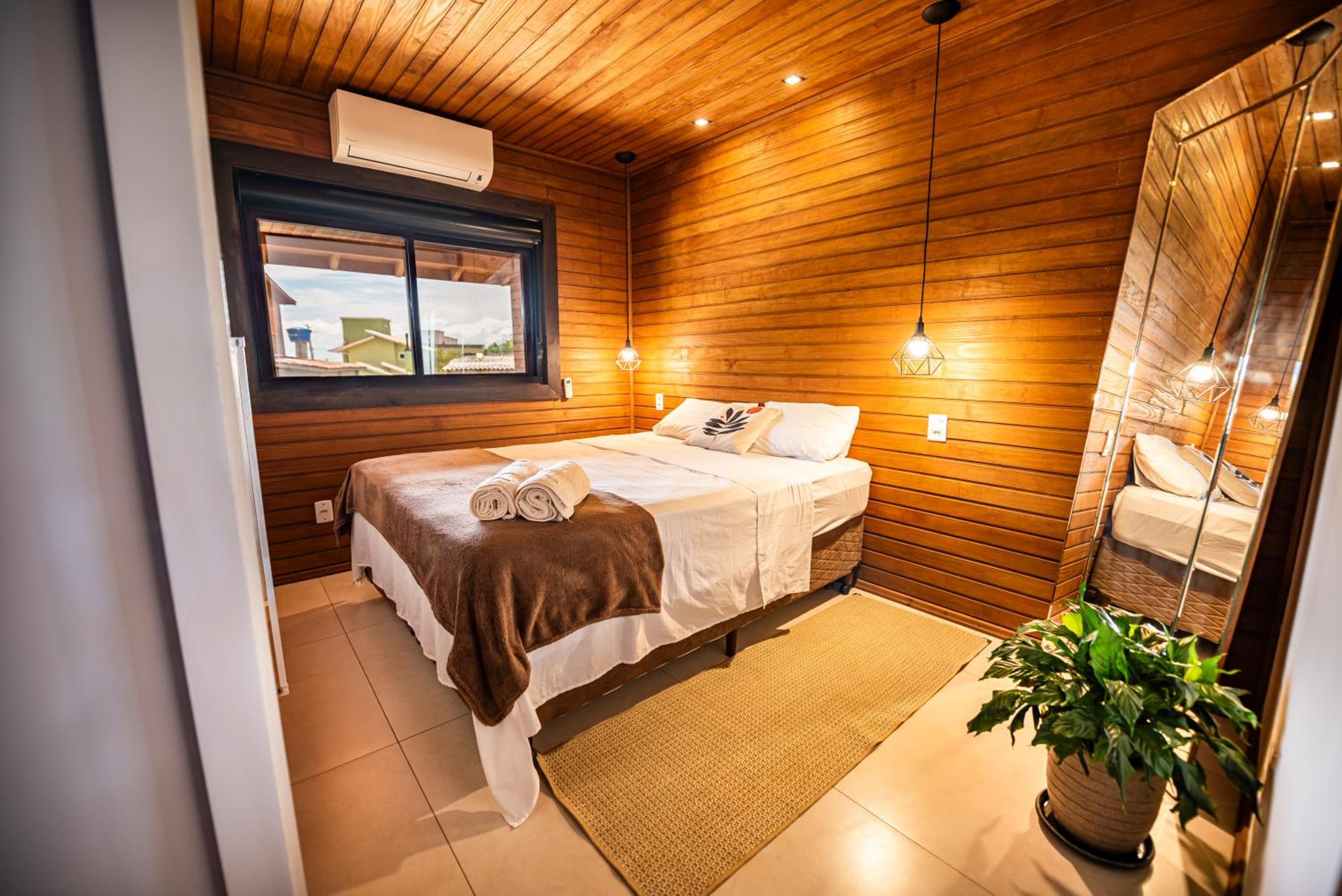 Cabana Aconchegante a 800m da Praia - Lareira externa, Quintal Amplo, Pet Friendly, Ar condicionado, Netflix e Conforto completo