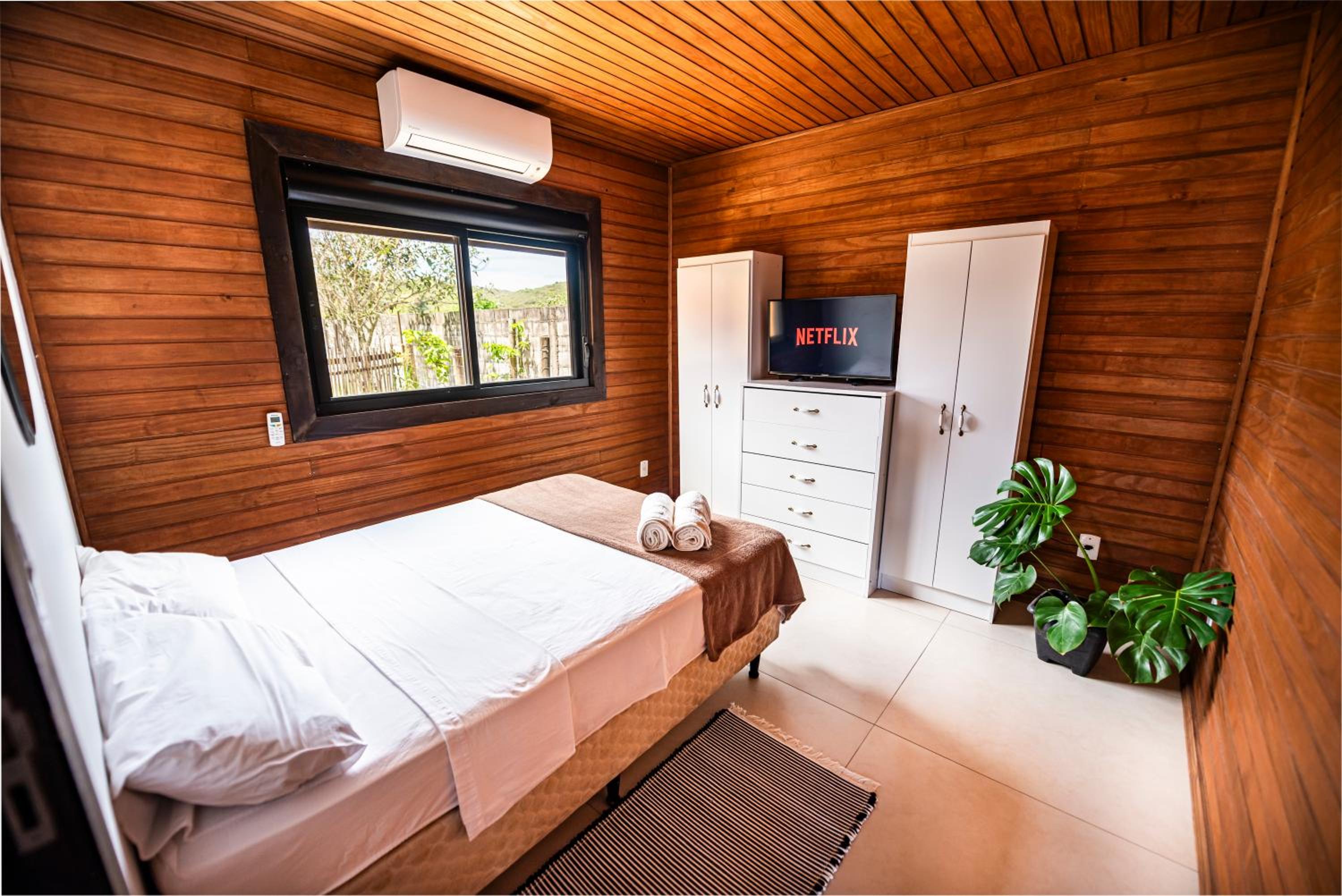 Cabana Aconchegante a 800m da Praia - Lareira externa, Quintal Amplo, Pet Friendly, Ar condicionado, Netflix e Conforto completo