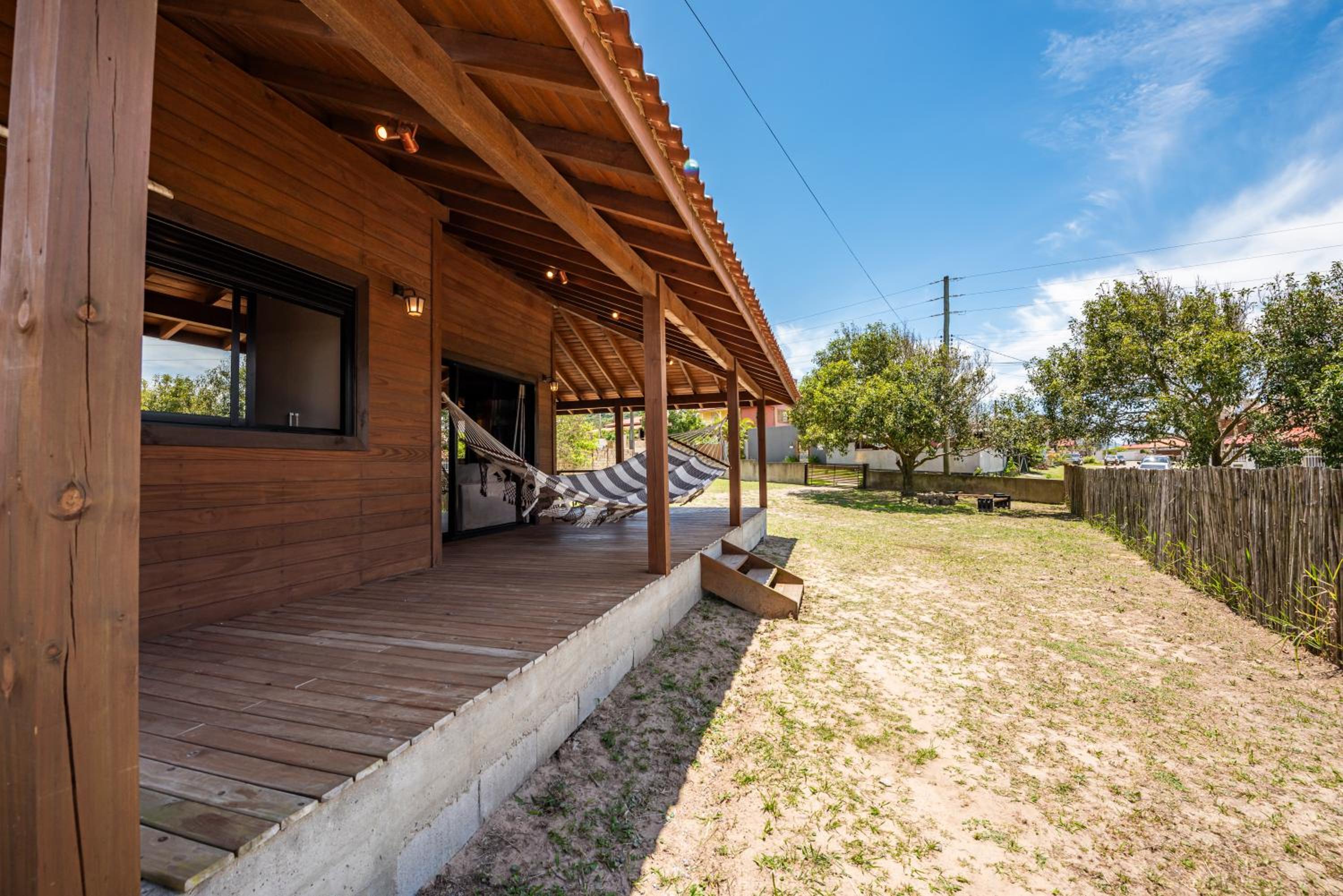 Cabana Aconchegante a 800m da Praia - Lareira externa, Quintal Amplo, Pet Friendly, Ar condicionado, Netflix e Conforto completo