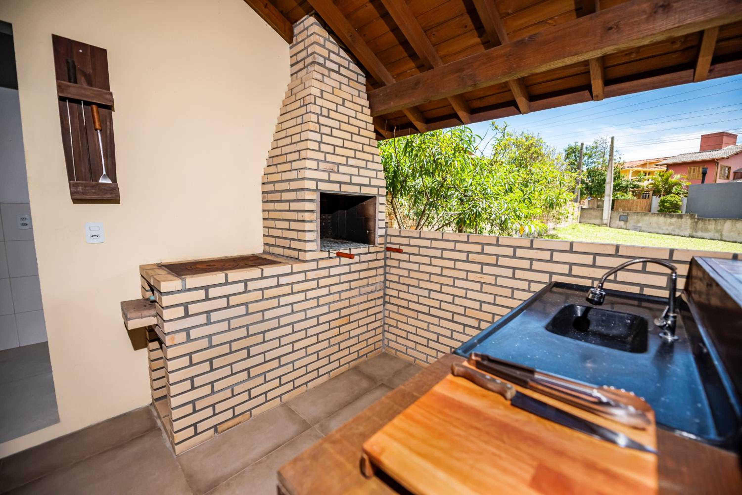 Cabana Aconchegante a 800m da Praia - Lareira externa, Quintal Amplo, Pet Friendly, Ar condicionado, Netflix e Conforto completo