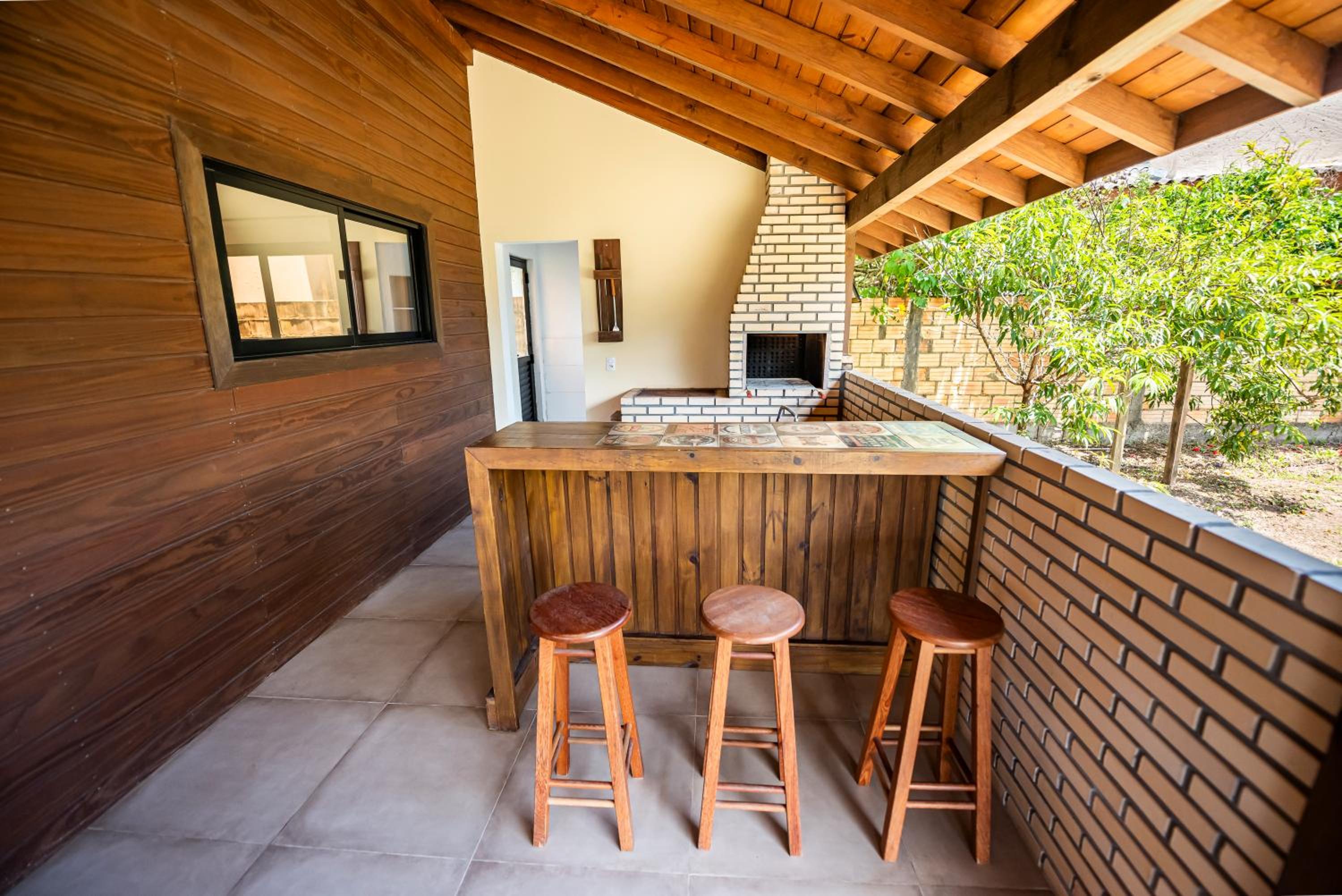 Cabana Aconchegante a 800m da Praia - Lareira externa, Quintal Amplo, Pet Friendly, Ar condicionado, Netflix e Conforto completo
