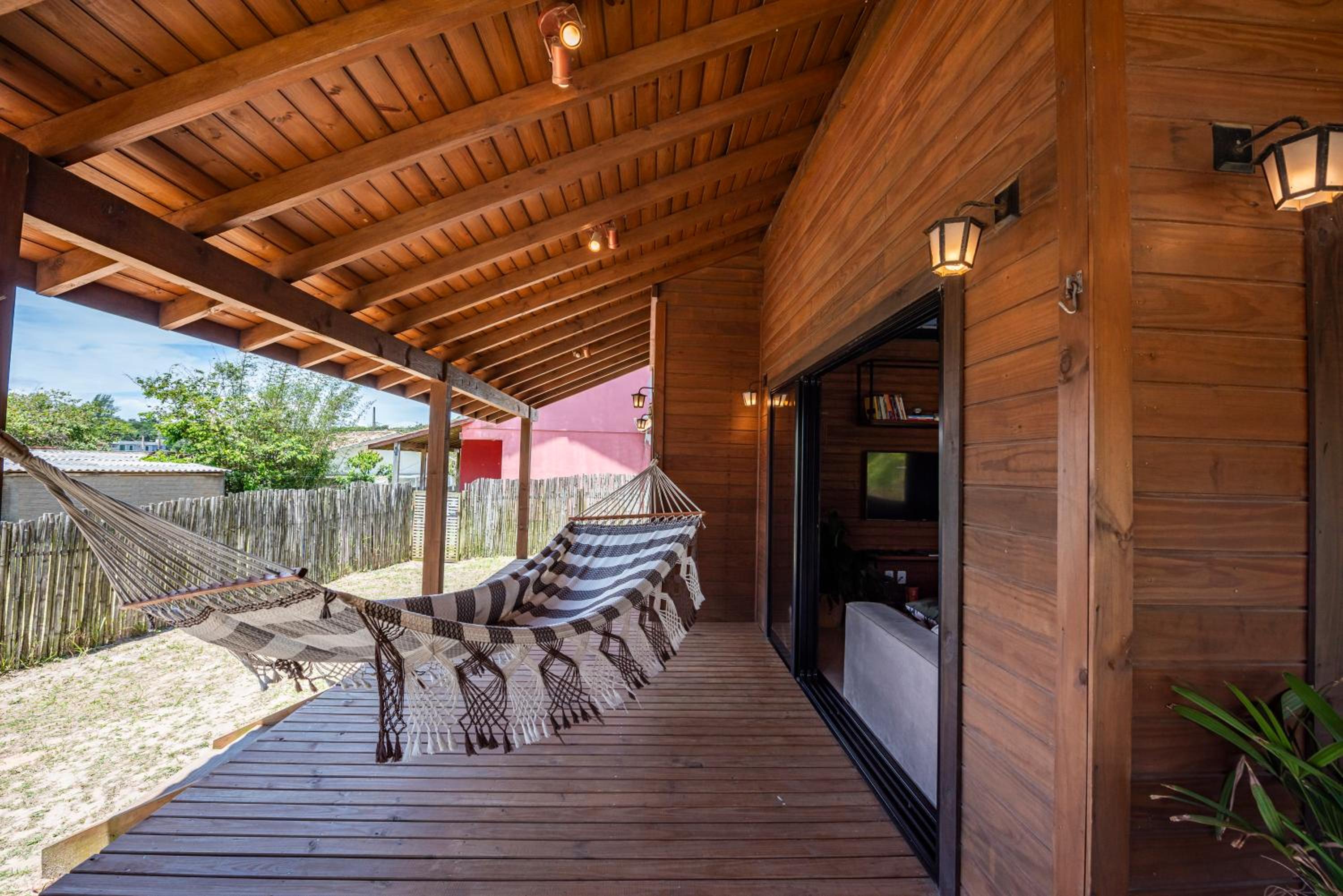 Cabana Aconchegante a 800m da Praia - Lareira externa, Quintal Amplo, Pet Friendly, Ar condicionado, Netflix e Conforto completo