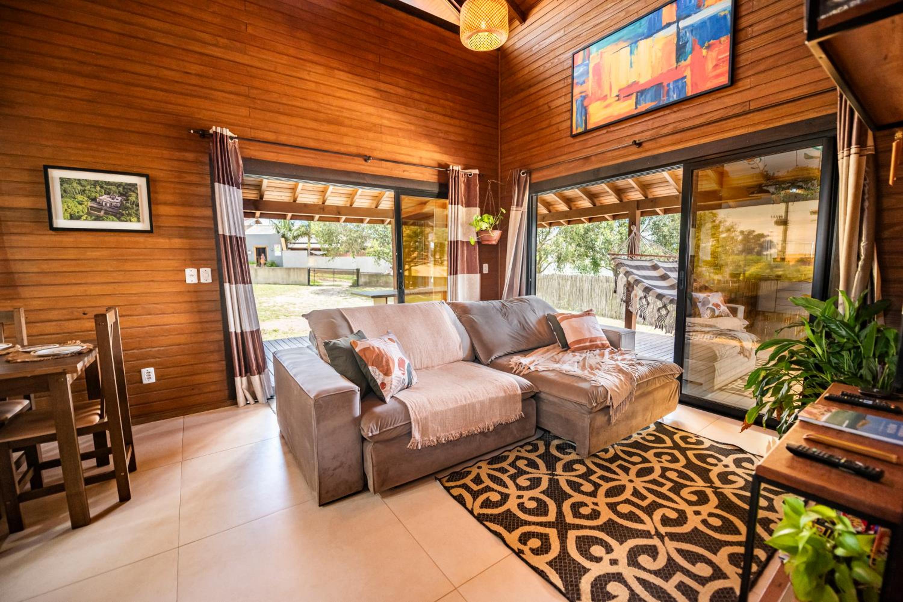 Cabana Aconchegante a 800m da Praia - Lareira externa, Quintal Amplo, Pet Friendly, Ar condicionado, Netflix e Conforto completo