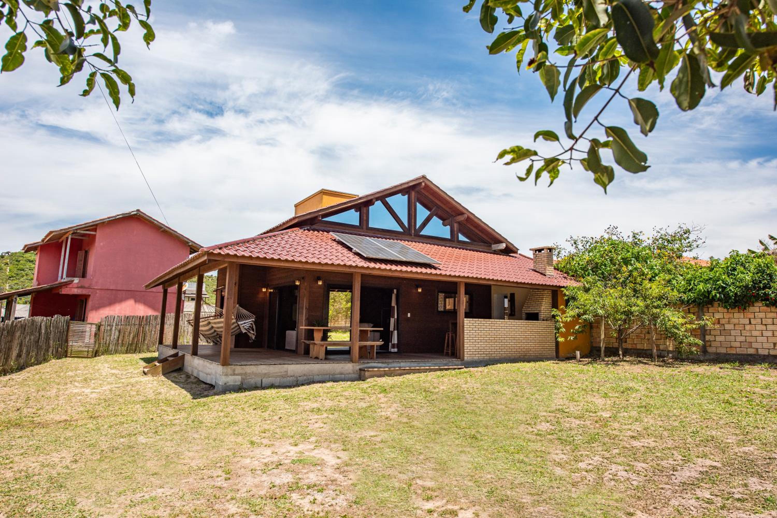 Cabana Aconchegante a 800m da Praia - Lareira externa, Quintal Amplo, Pet Friendly, Ar condicionado, Netflix e Conforto completo