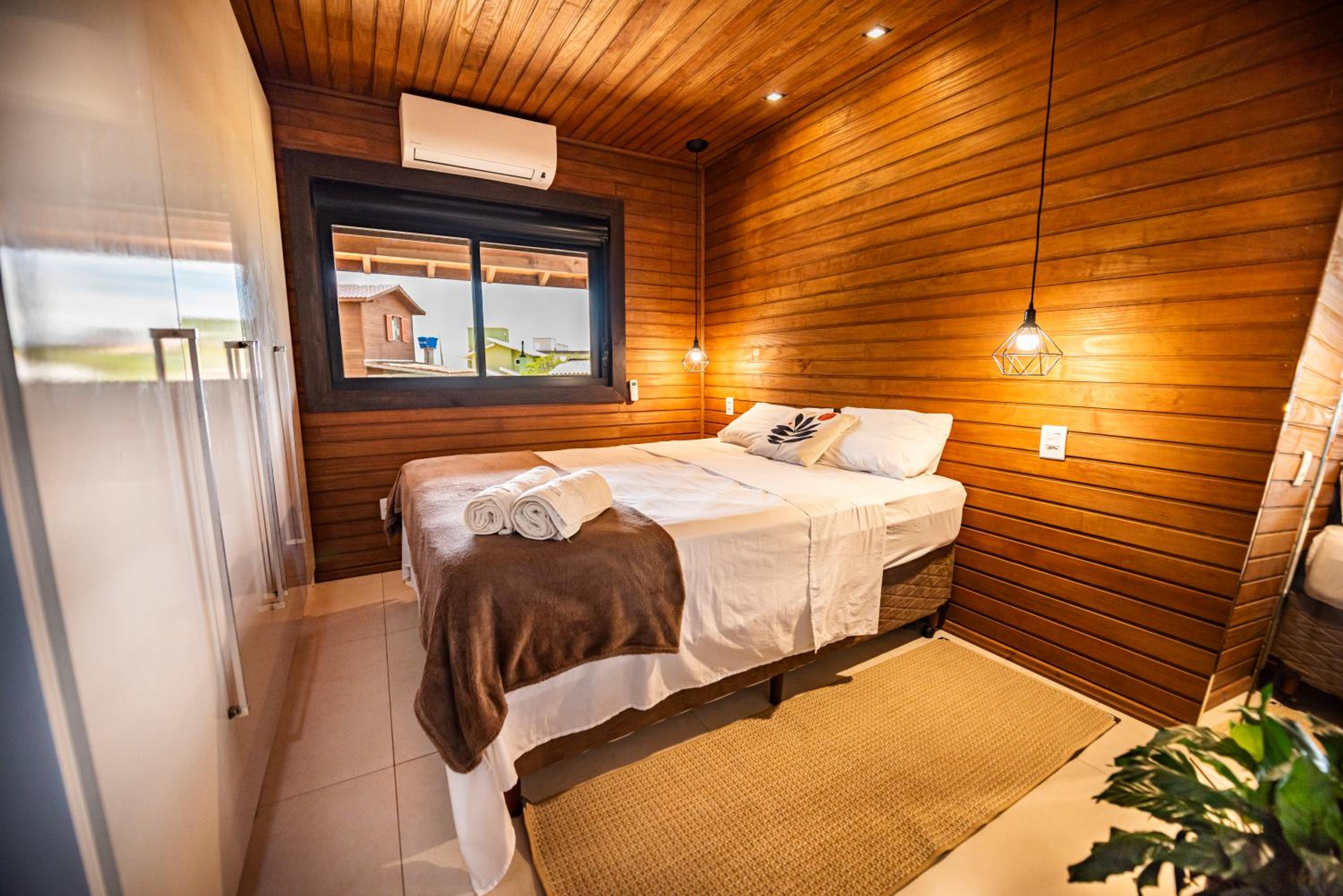 Cabana Aconchegante a 800m da Praia - Lareira externa, Quintal Amplo, Pet Friendly, Ar condicionado, Netflix e Conforto completo
