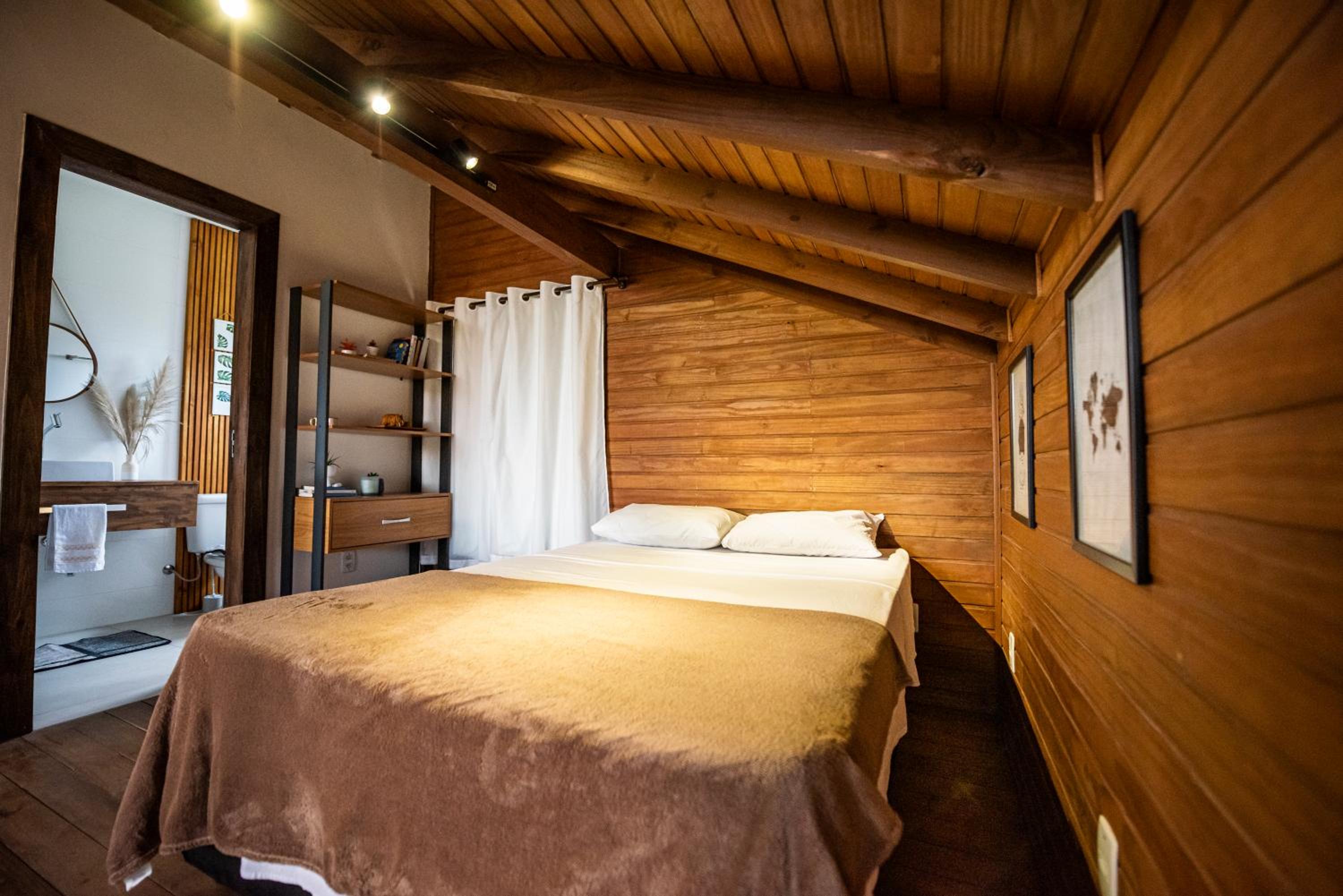 Cabana Aconchegante a 800m da Praia - Lareira externa, Quintal Amplo, Pet Friendly, Ar condicionado, Netflix e Conforto completo