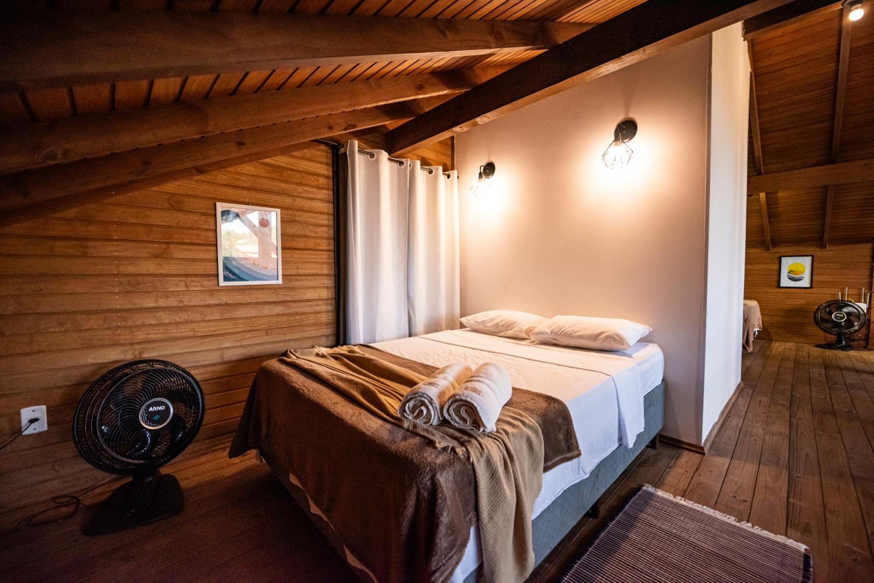 Cabana Aconchegante a 800m da Praia - Lareira externa, Quintal Amplo, Pet Friendly, Ar condicionado, Netflix e Conforto completo