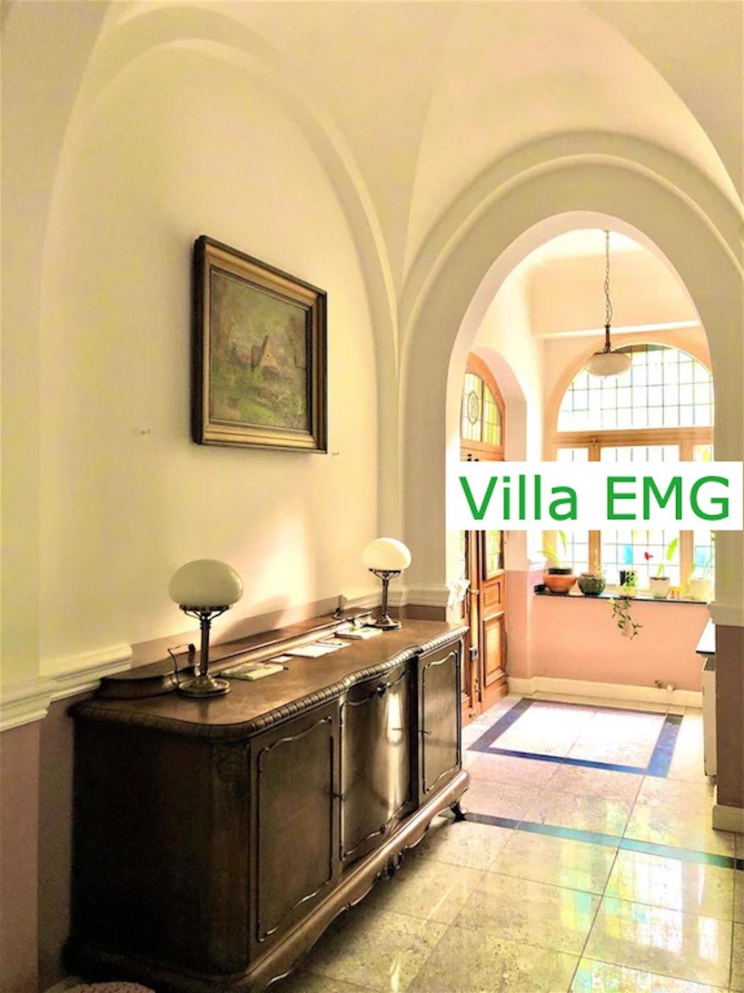 Luxus Ferienhaus Villa EMG Dortmund in Ennepetal, nah Düsseldorf, Köln mit Tennis Court, Garten, Kamin für Familien Gruppen bis 20 Personen