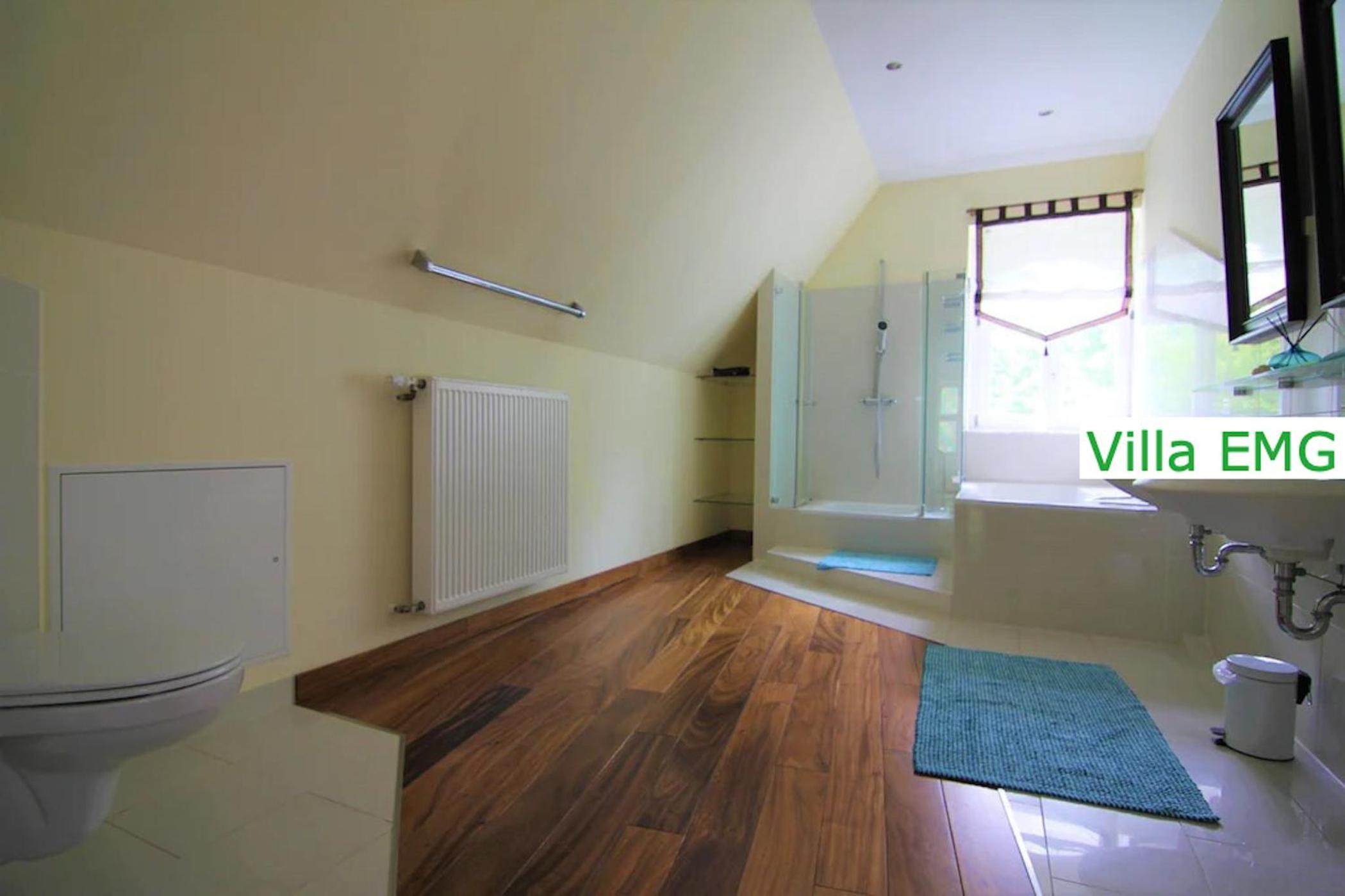 Luxus Ferienhaus Villa EMG Dortmund in Ennepetal, nah Düsseldorf, Köln mit Tennis Court, Garten, Kamin für Familien Gruppen bis 20 Personen