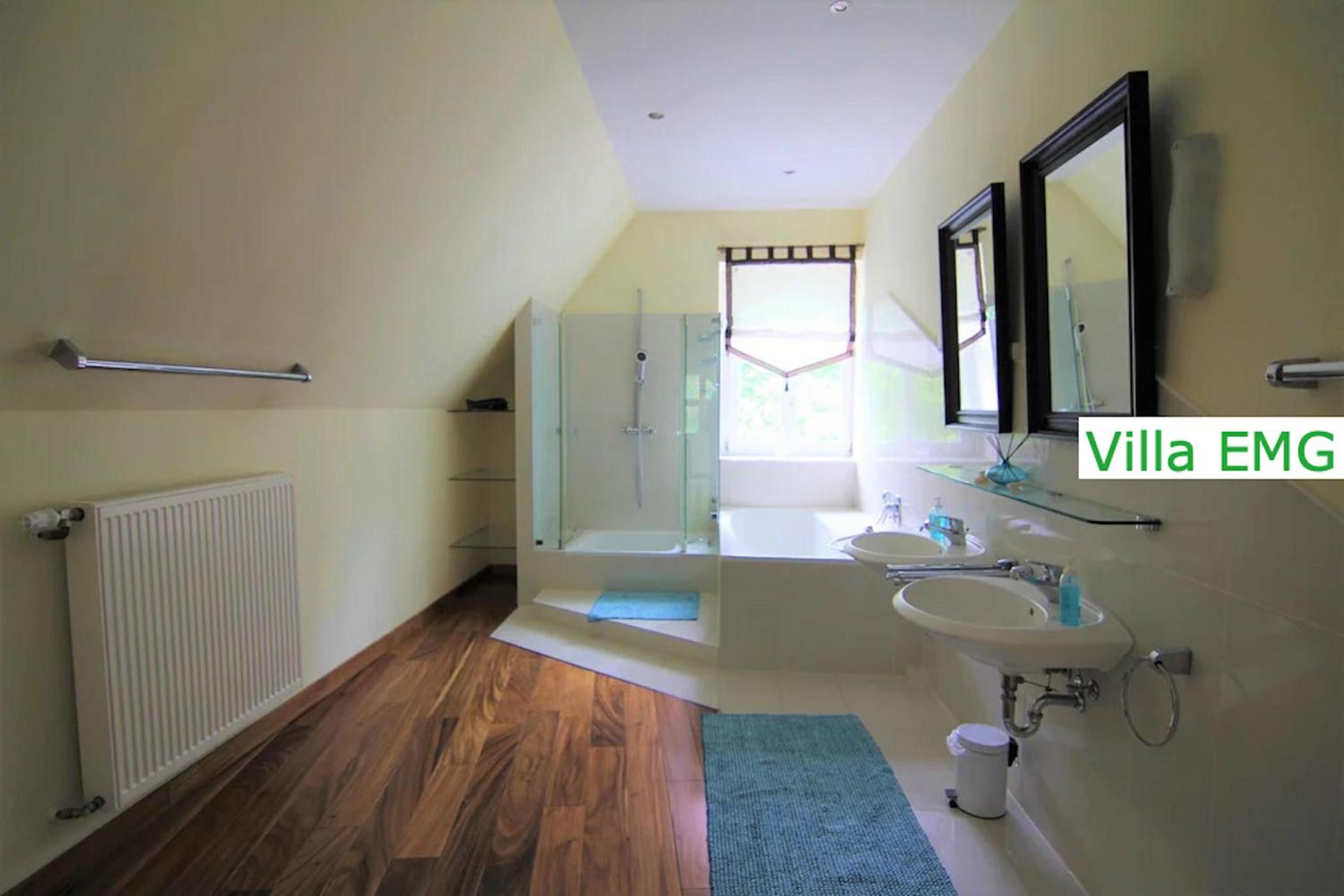 Luxus Ferienhaus Villa EMG Dortmund in Ennepetal, nah Düsseldorf, Köln mit Tennis Court, Garten, Kamin für Familien Gruppen bis 20 Personen