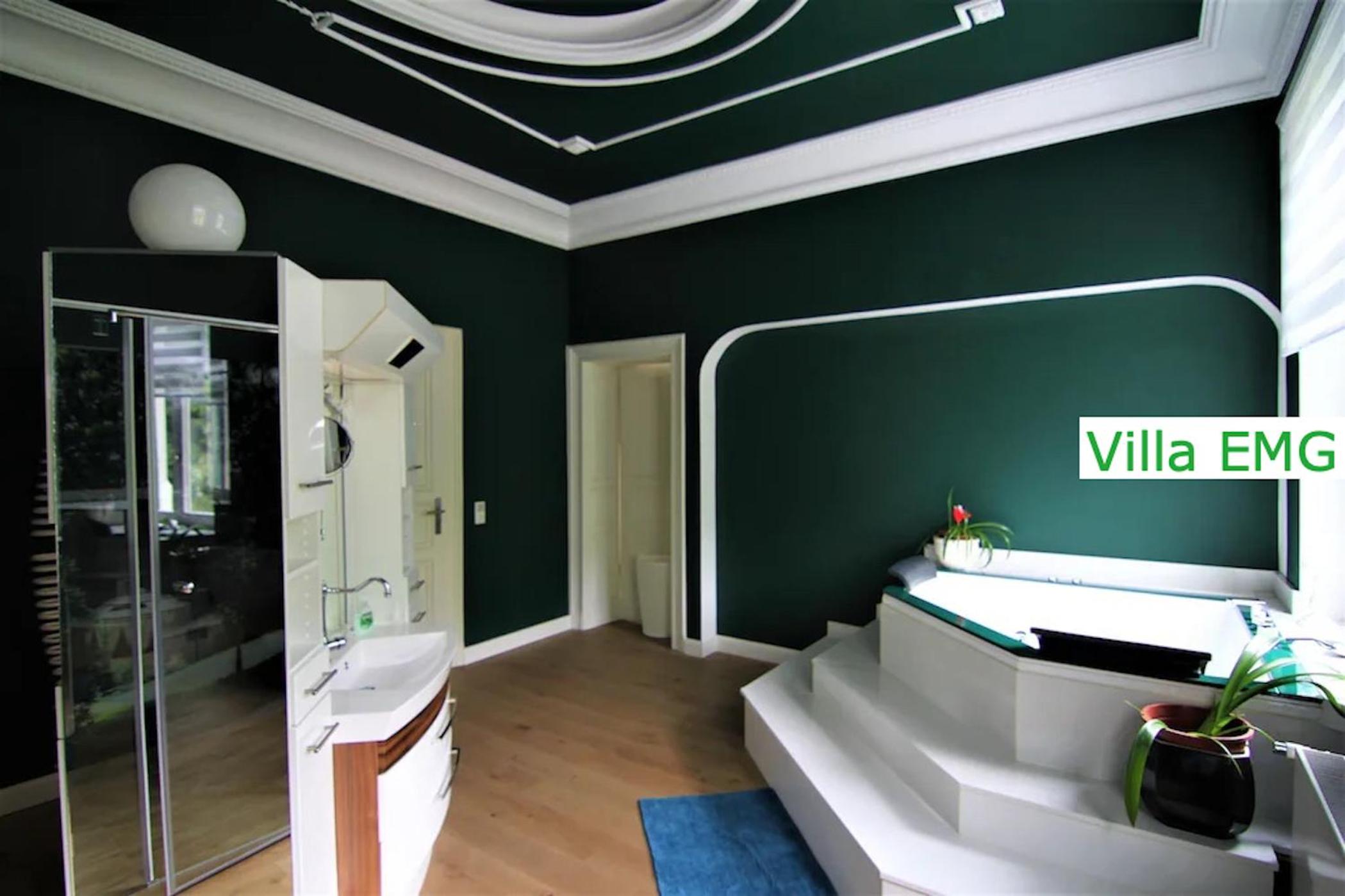 Luxus Ferienhaus Villa EMG Dortmund in Ennepetal, nah Düsseldorf, Köln mit Tennis Court, Garten, Kamin für Familien Gruppen bis 20 Personen