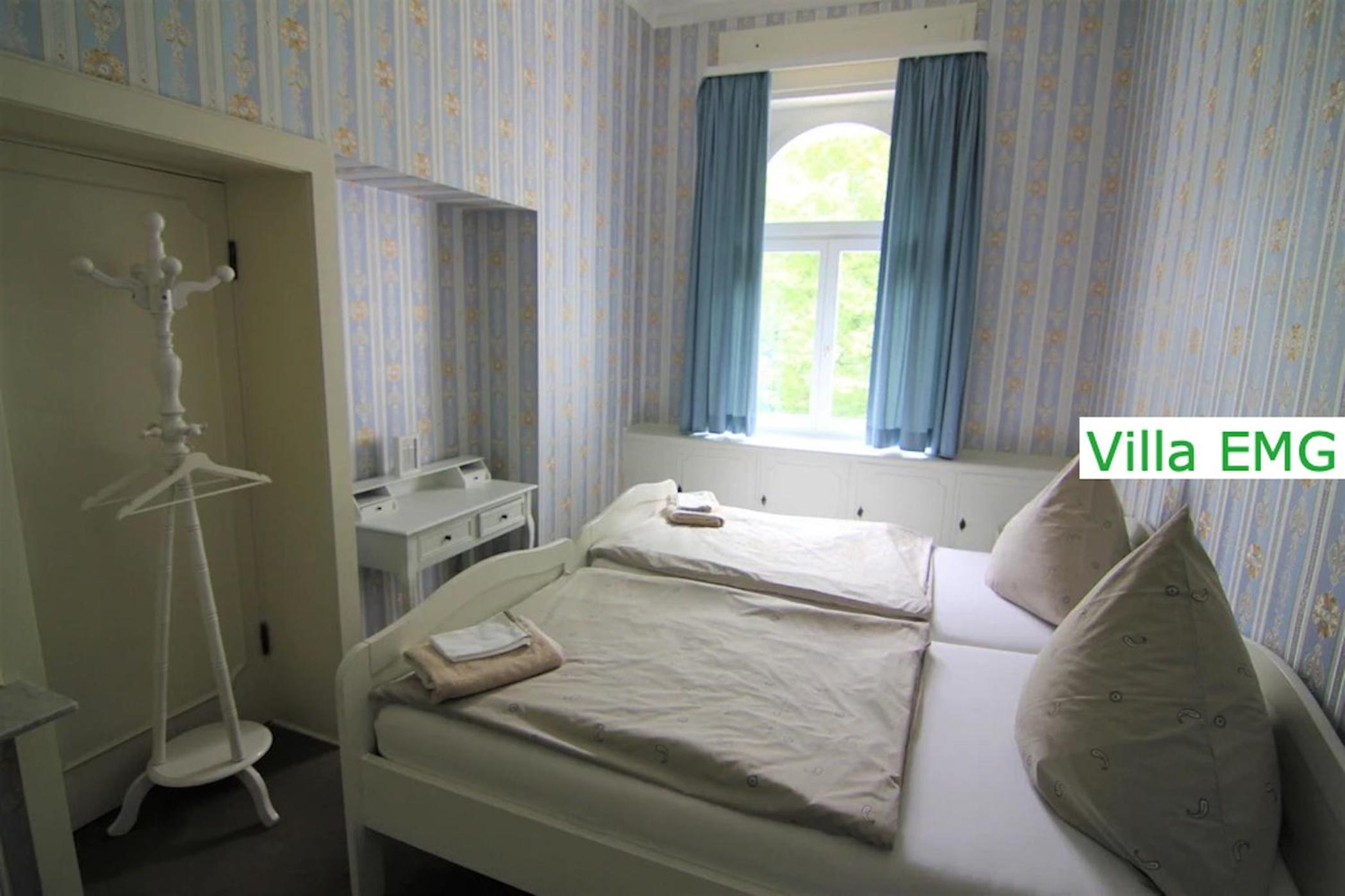 Luxus Ferienhaus Villa EMG Dortmund in Ennepetal, nah Düsseldorf, Köln mit Tennis Court, Garten, Kamin für Familien Gruppen bis 20 Personen