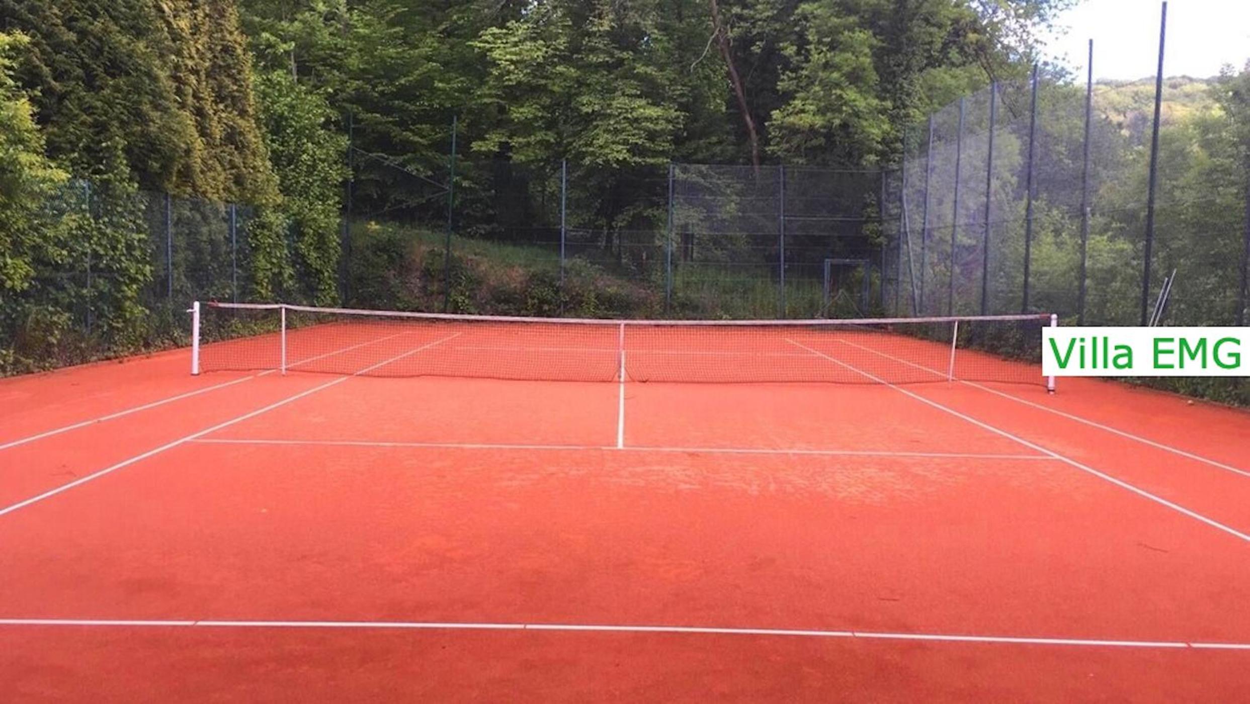 Luxus Ferienhaus Villa EMG Dortmund in Ennepetal, nah Düsseldorf, Köln mit Tennis Court, Garten, Kamin für Familien Gruppen bis 20 Personen