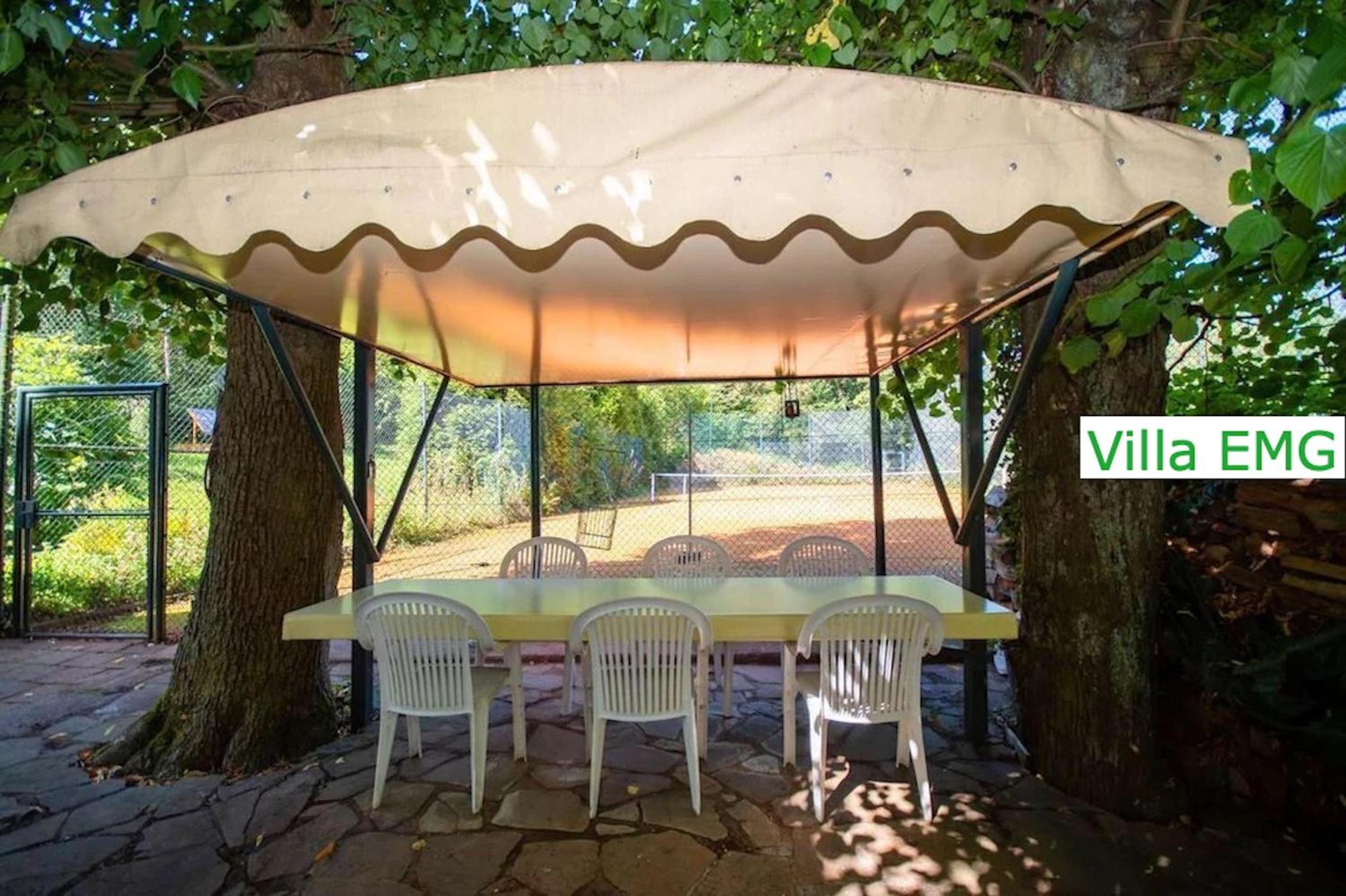 Luxus Ferienhaus Villa EMG Dortmund in Ennepetal, nah Düsseldorf, Köln mit Tennis Court, Garten, Kamin für Familien Gruppen bis 20 Personen