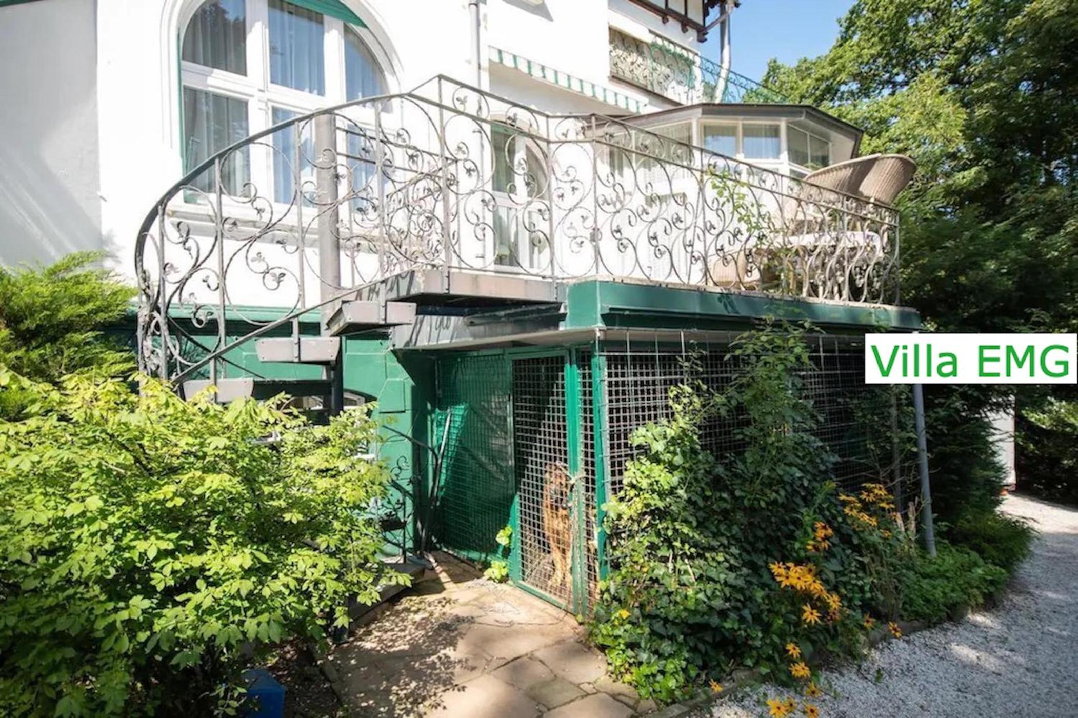 Luxus Ferienhaus Villa EMG Dortmund in Ennepetal, nah Düsseldorf, Köln mit Tennis Court, Garten, Kamin für Familien Gruppen bis 20 Personen