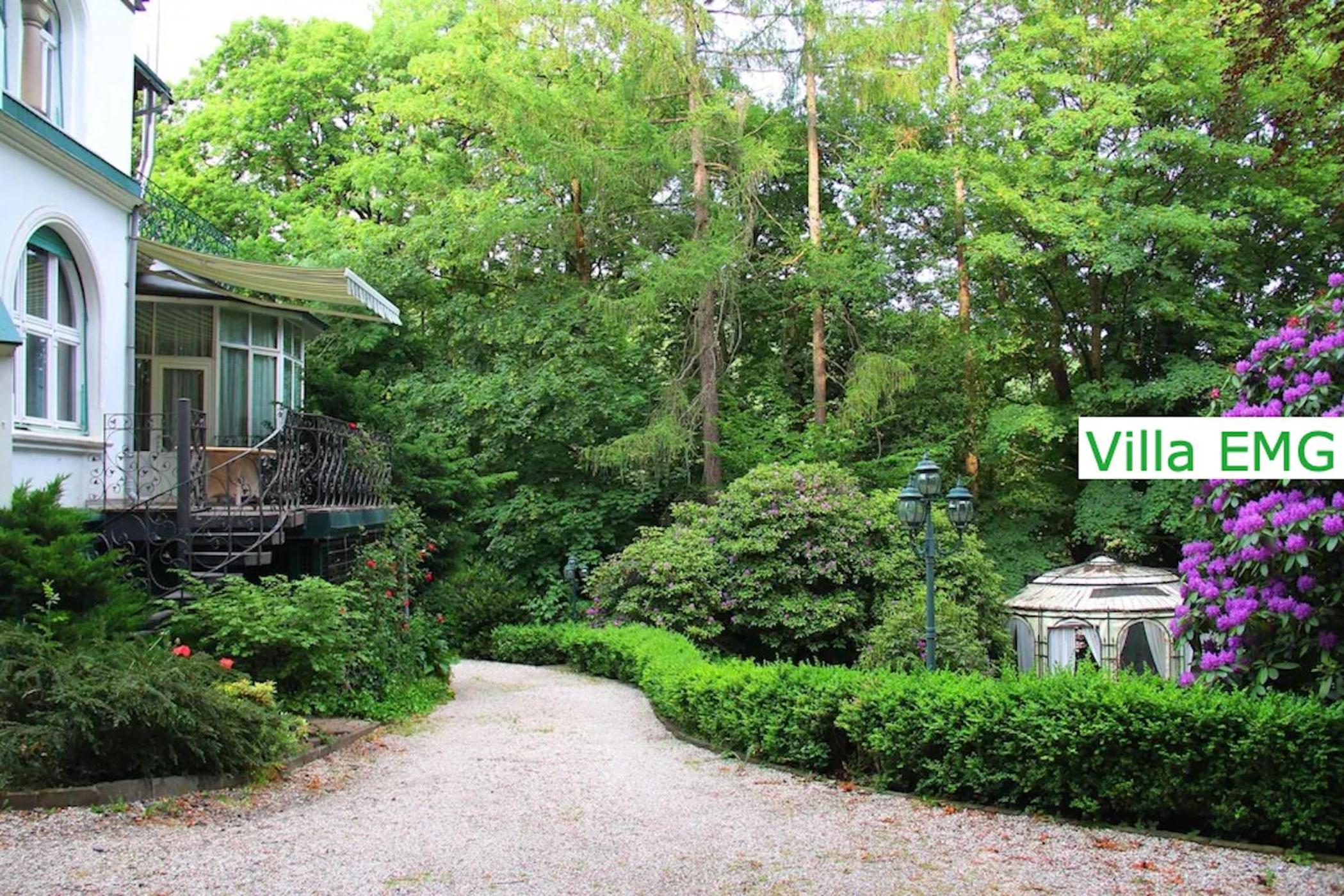 Luxus Ferienhaus Villa EMG Dortmund in Ennepetal, nah Düsseldorf, Köln mit Tennis Court, Garten, Kamin für Familien Gruppen bis 20 Personen