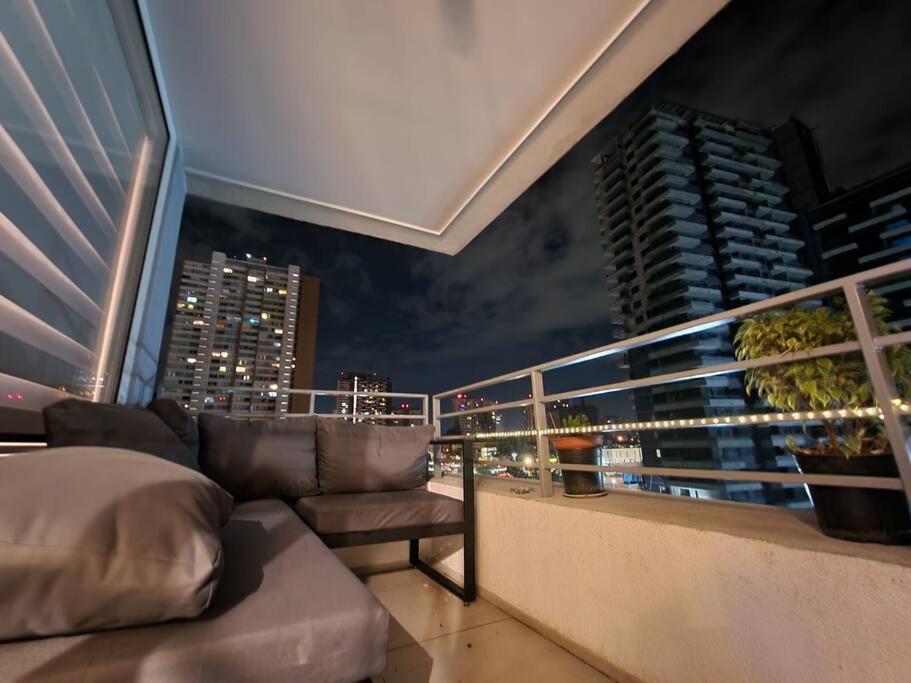 Habitación privada en nuevo depto con terraza y AC por Metro irarrazaval
