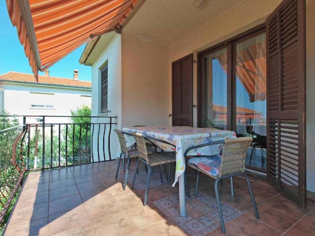 Bright apartment with garden and balcony view 4