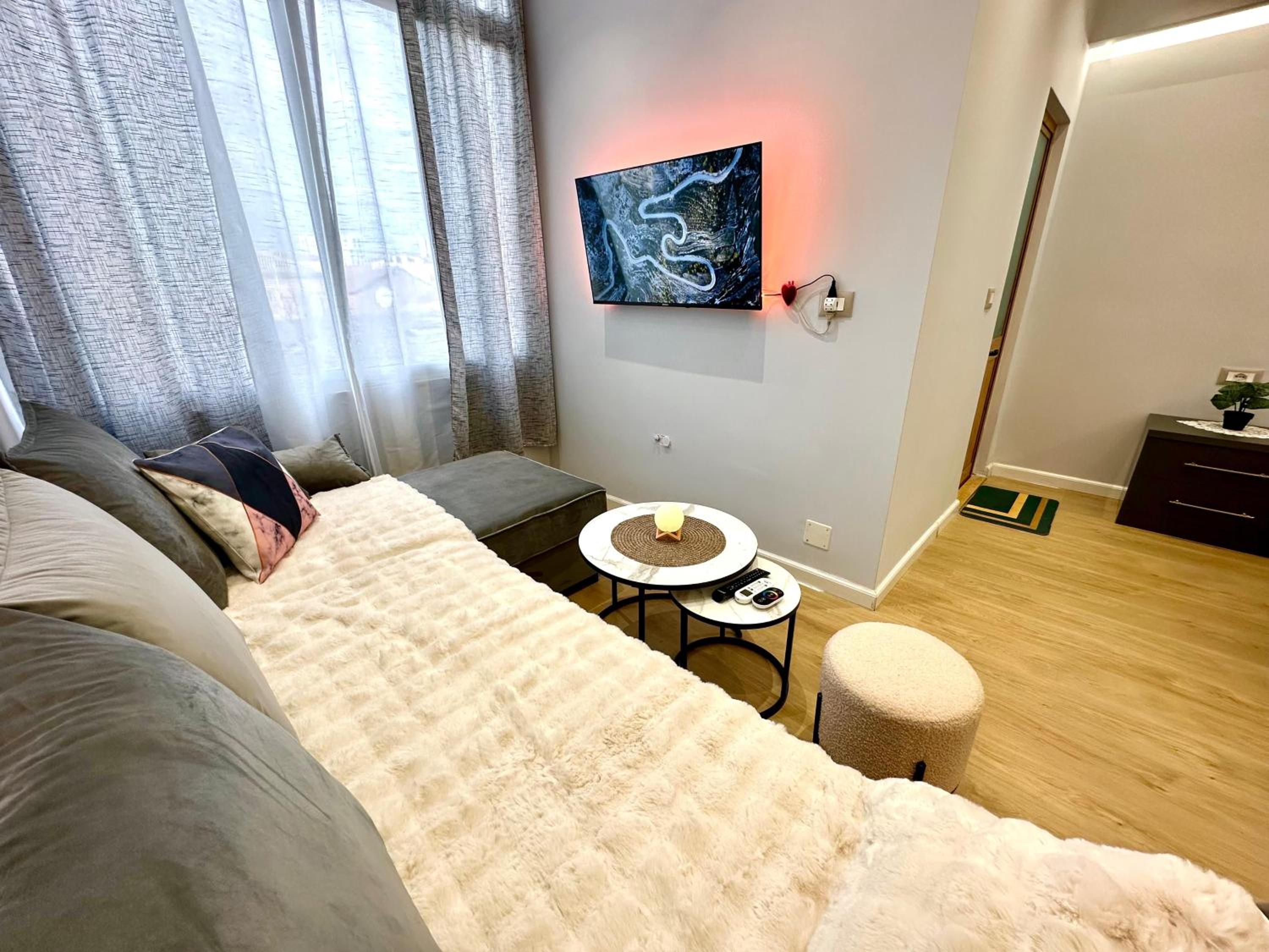 Cityscape Luxe Apartment