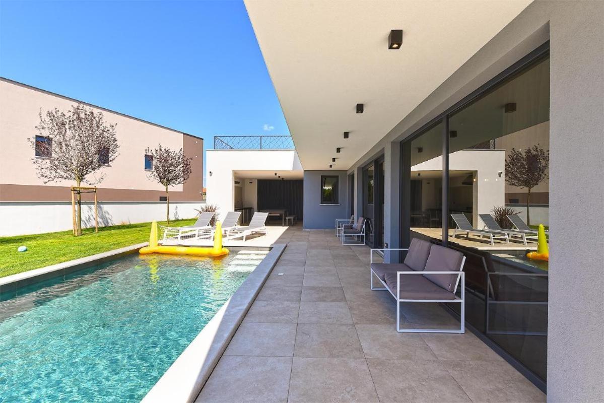 Spacious villa with pool and garden in Stokovci view 3