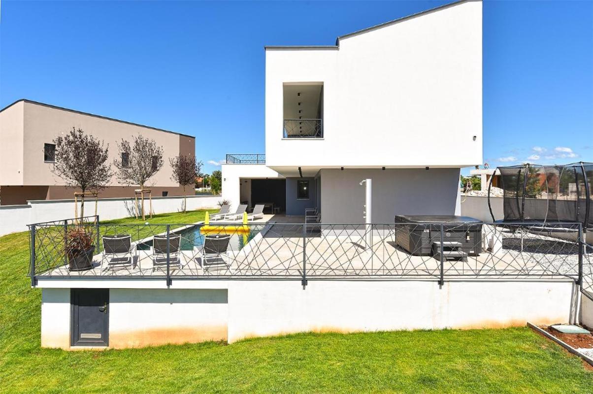 Spacious villa with pool and garden in Stokovci view 4