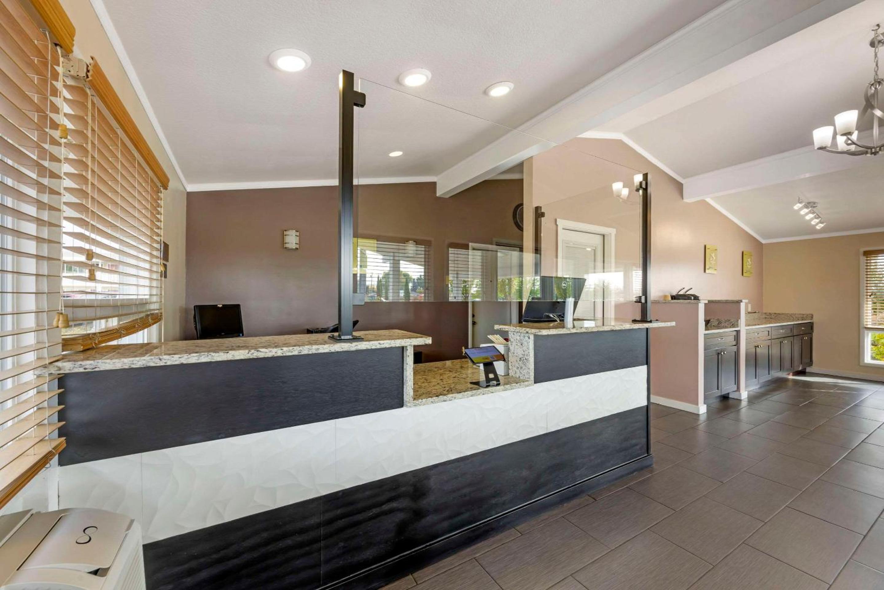 Albany Vacations - Rodeway Inn - Property Image 3