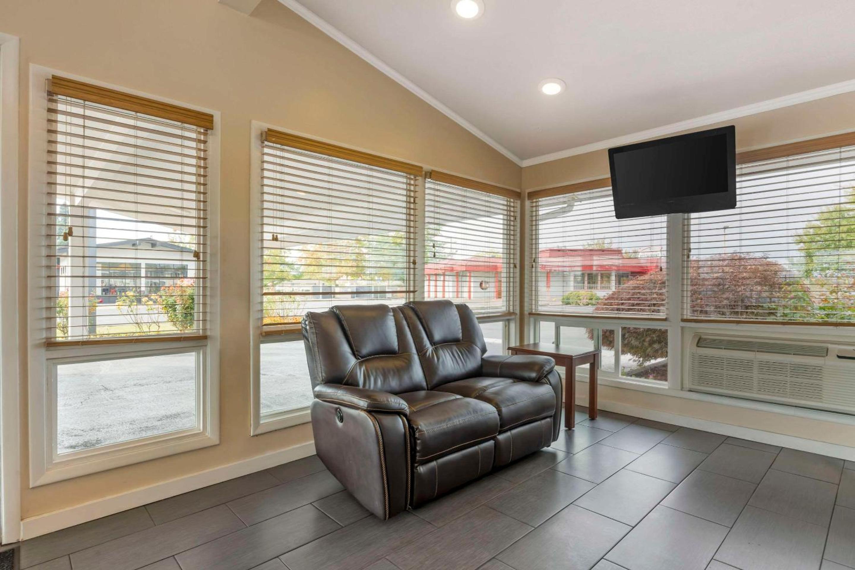 Albany Vacations - Rodeway Inn - Property Image 4