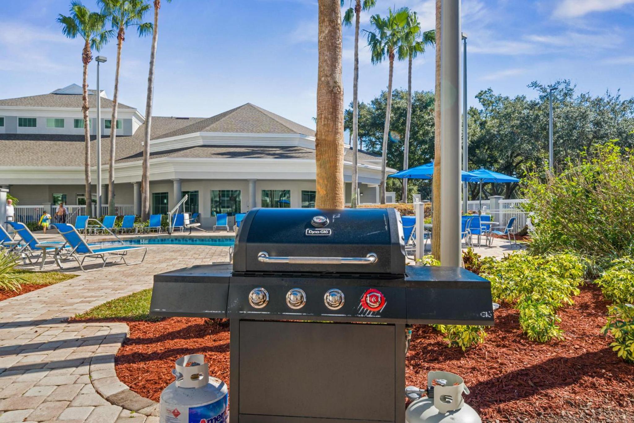 5 Minutes to Disney Free Shuttle King & queen bed