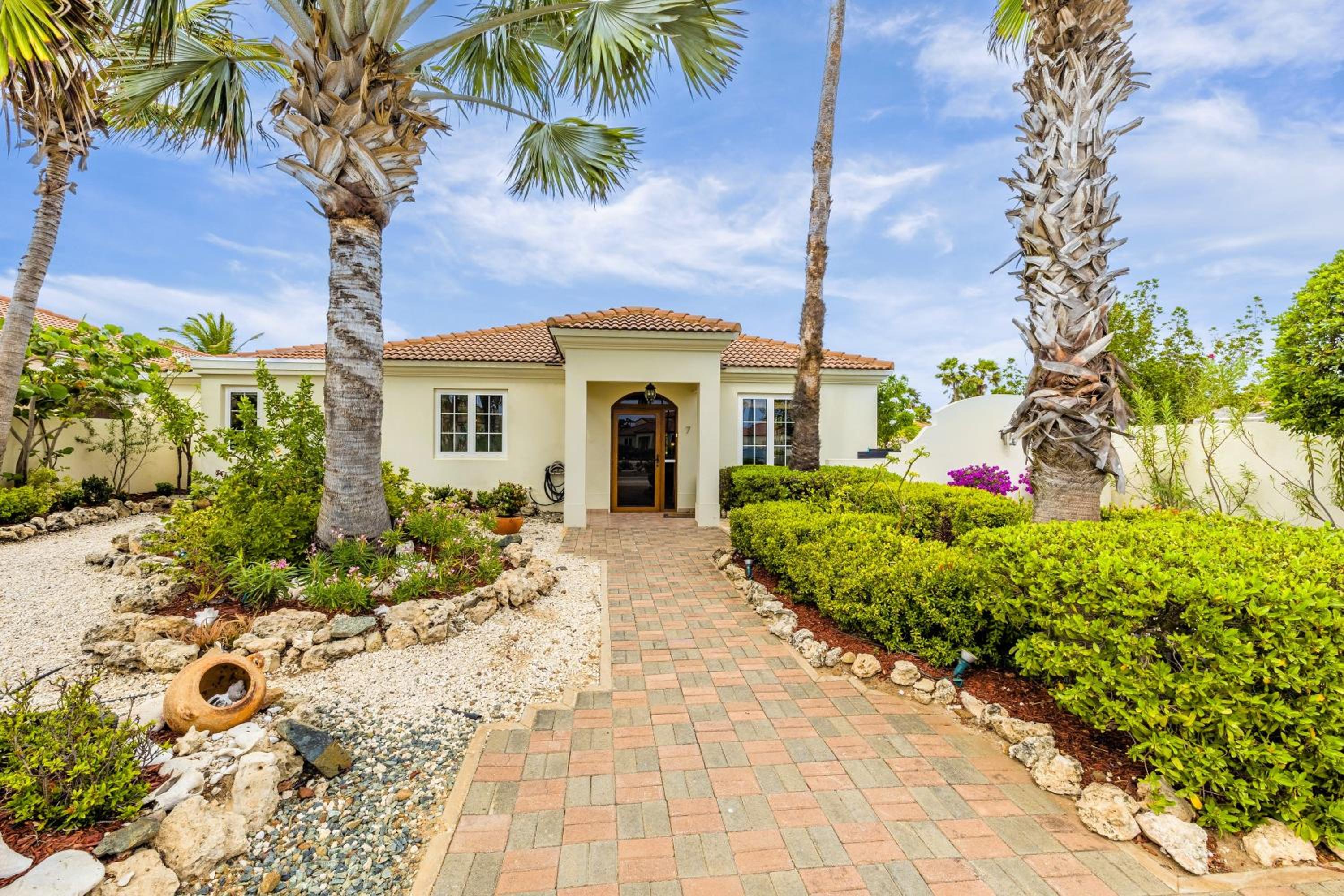 Golf & Beach 5BR w Pool - Campeonan 7 by Bocobay