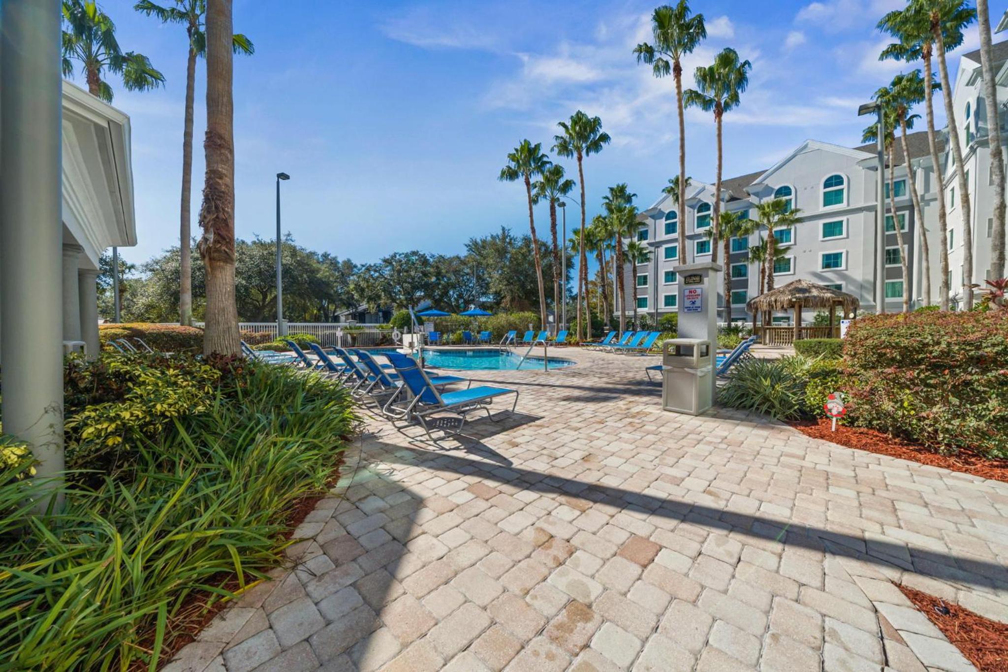 5 Minutes to Disney Free Shuttle King & queen bed