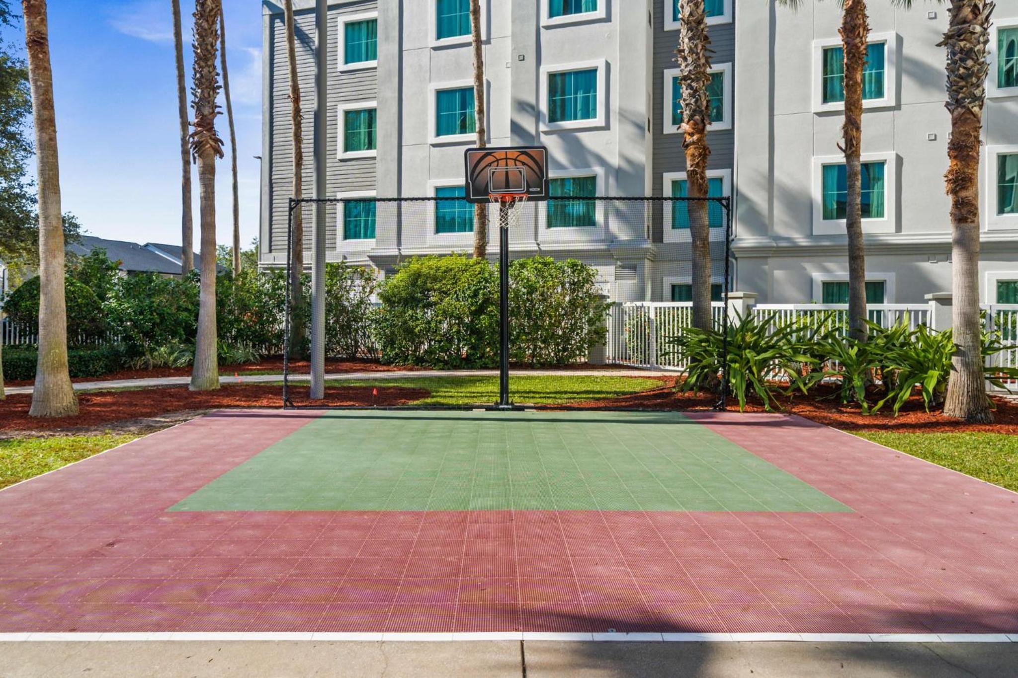 5 Minutes to Disney Free Shuttle King & queen bed