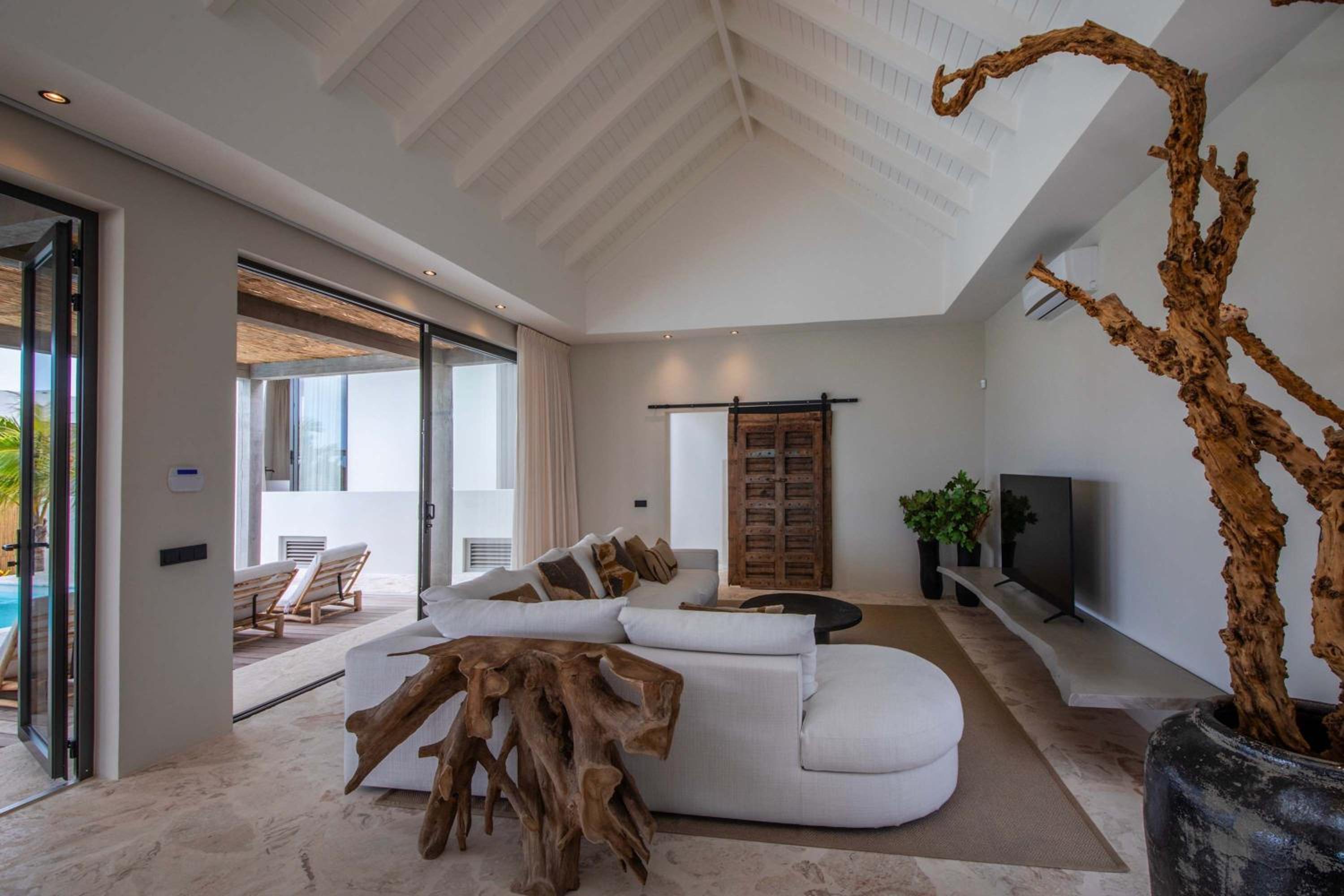 Stylish 5 bedroom Villa with Earthy Tones
