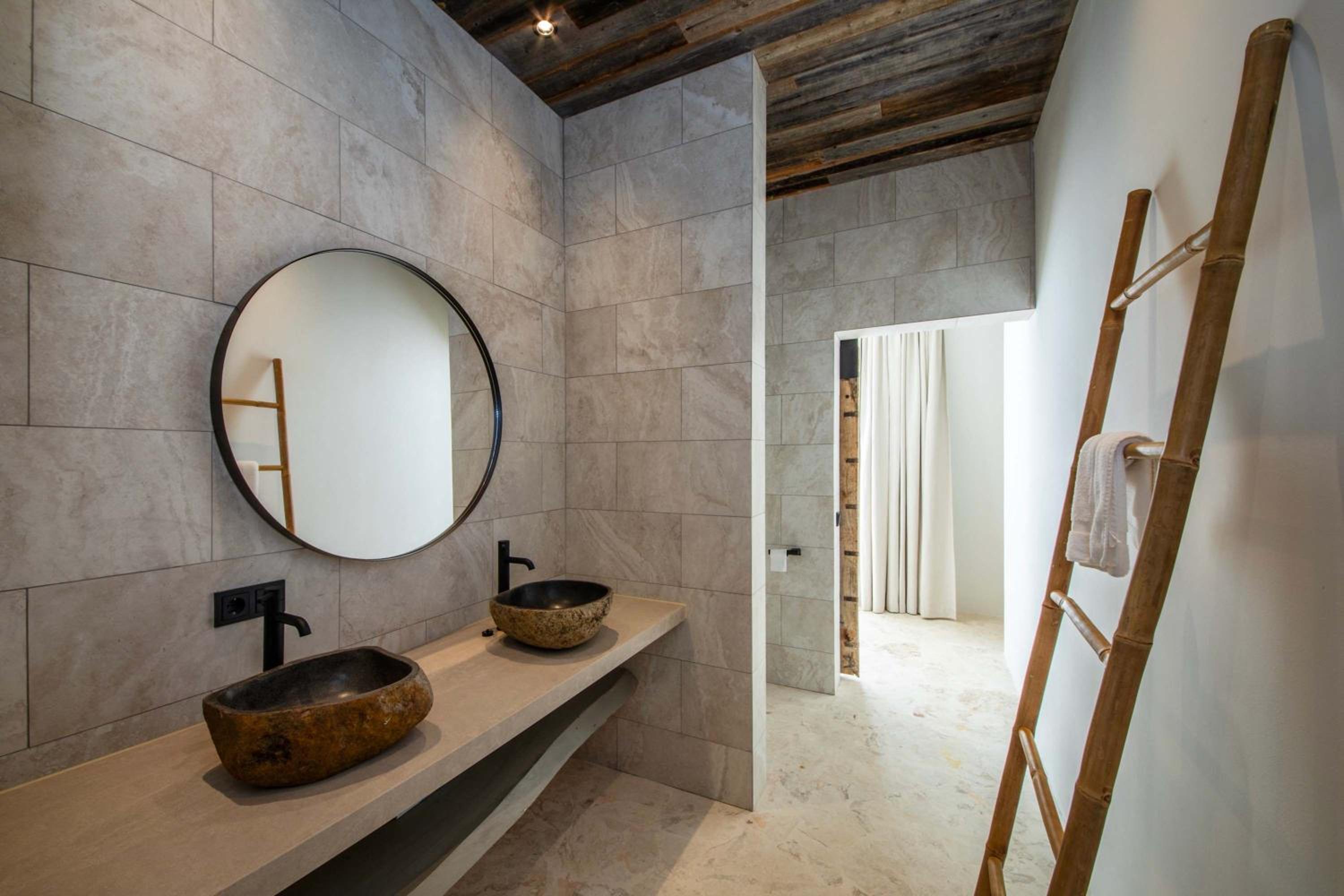Stylish 5 bedroom Villa with Earthy Tones