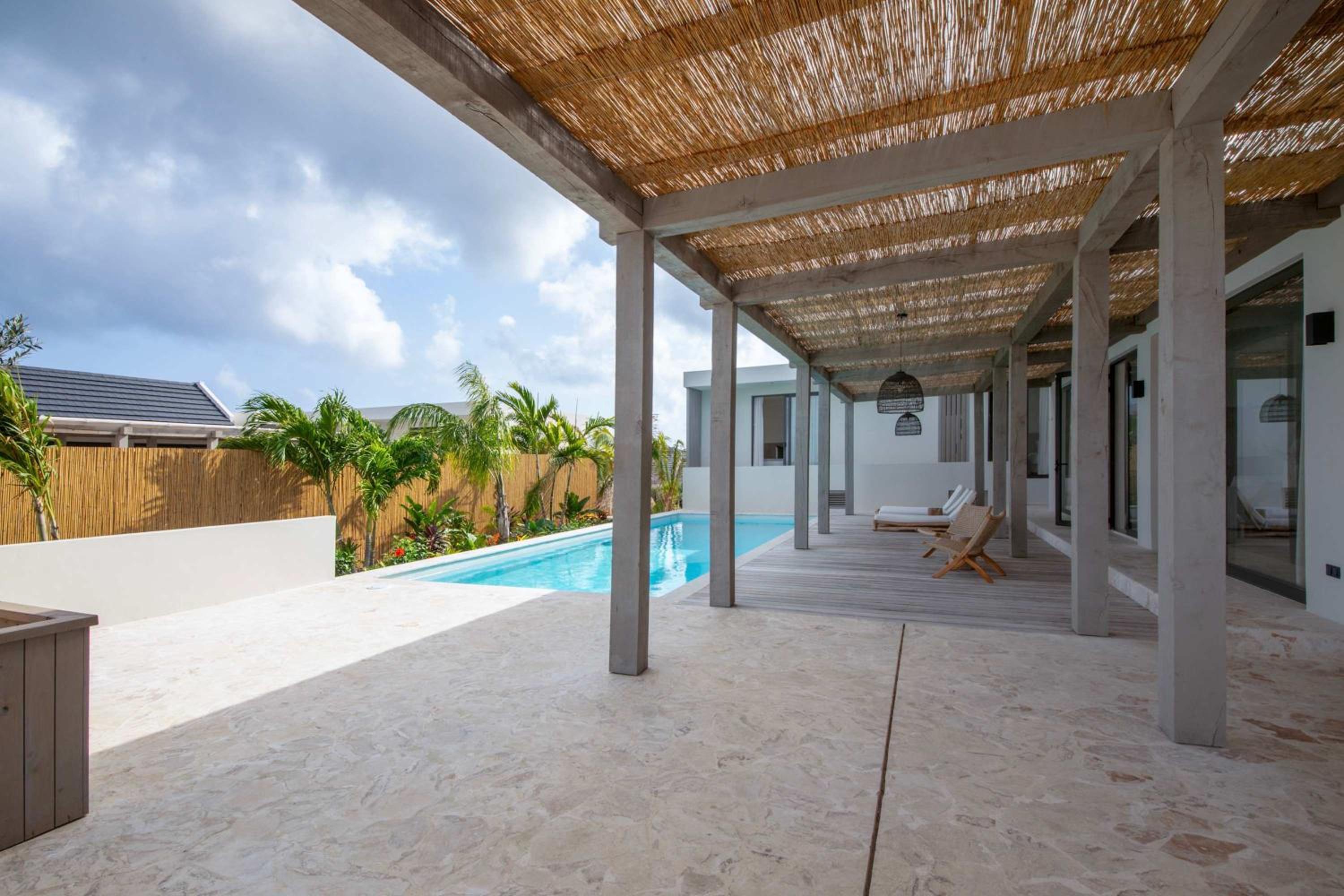 Stylish 5 bedroom Villa with Earthy Tones