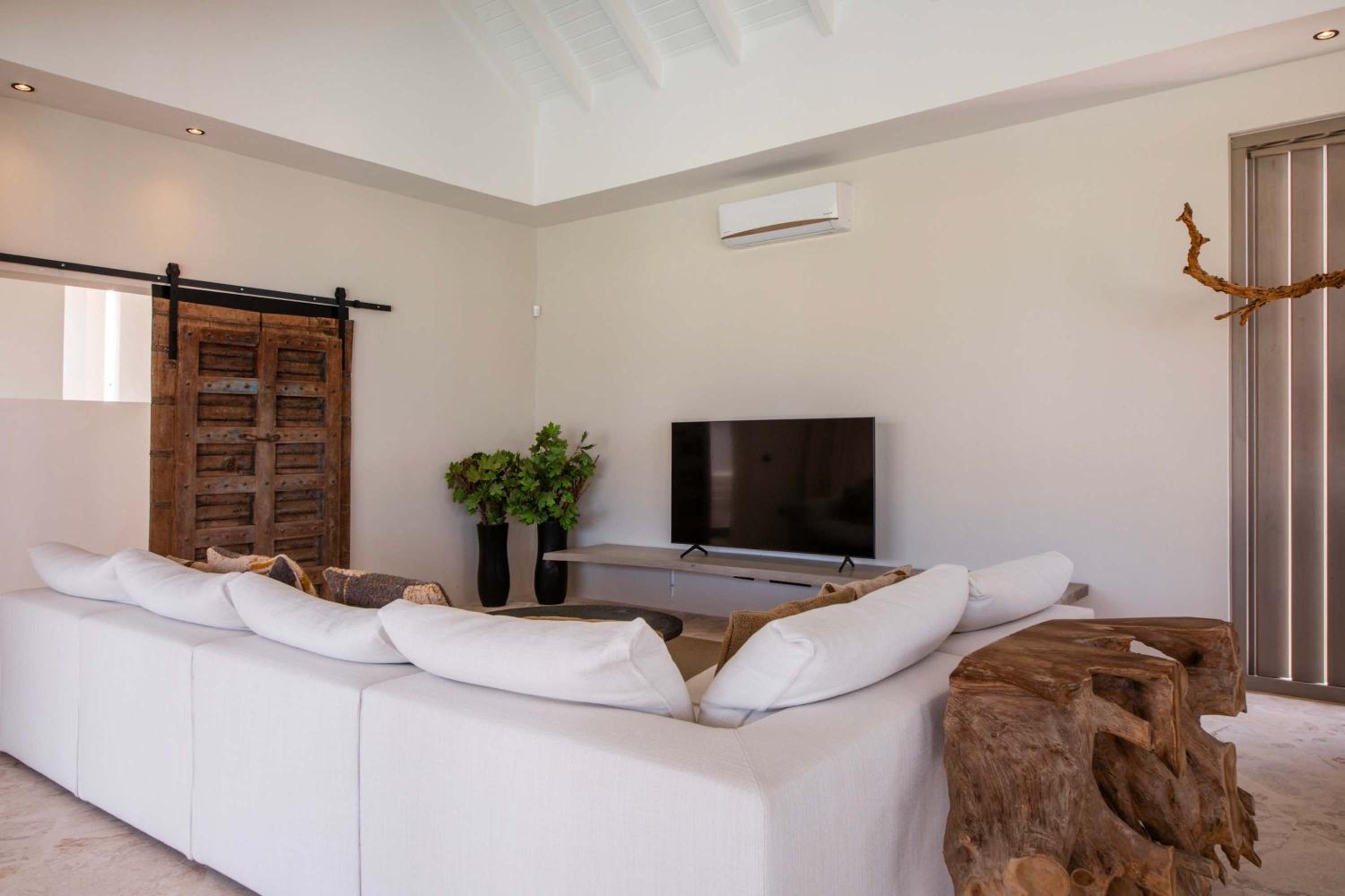 Stylish 5 bedroom Villa with Earthy Tones
