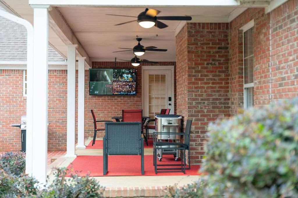 15 Min to UA Private Heated Pool Huge Yard Luxe Master